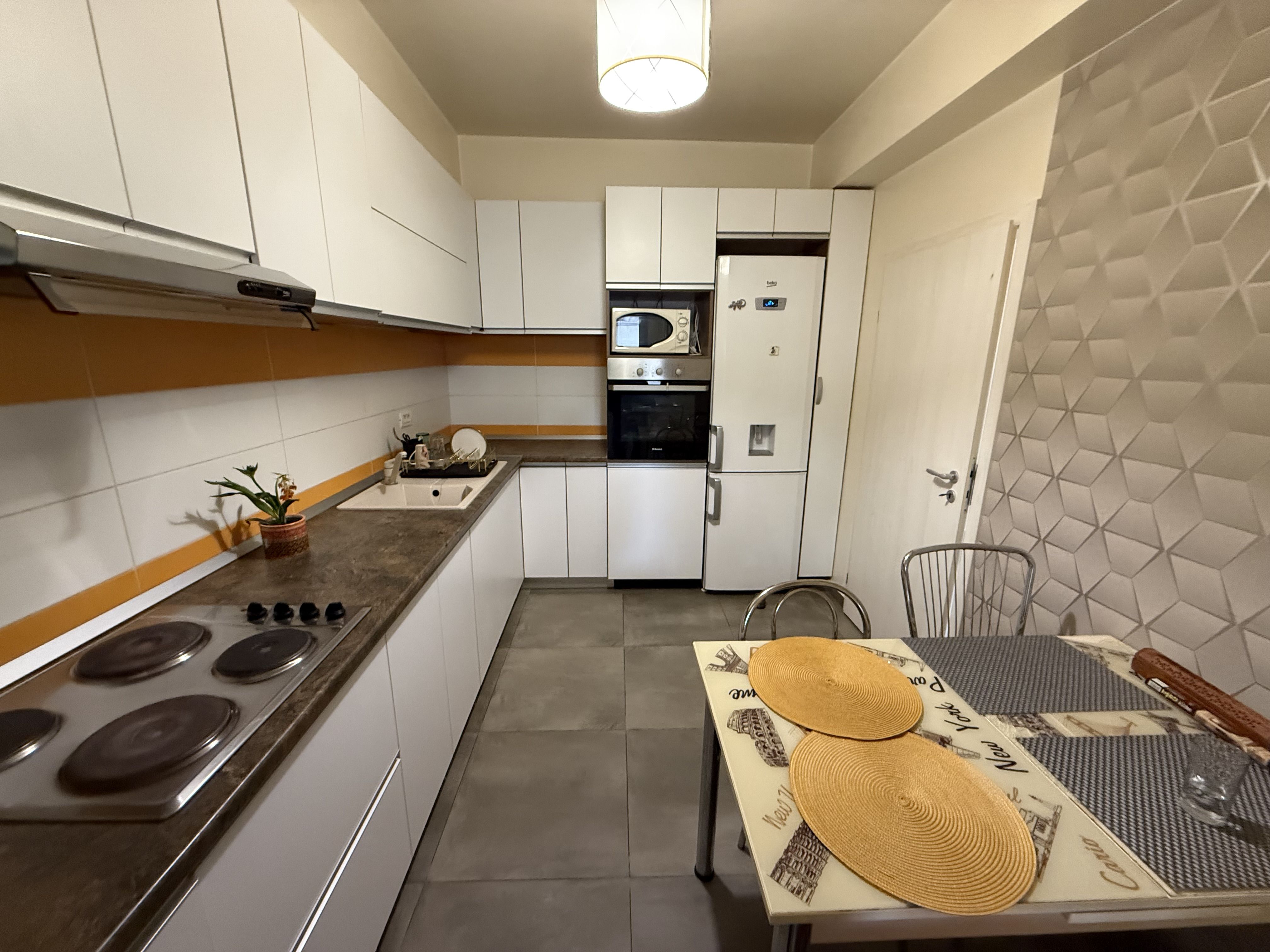 Casă înșiruită complet mobilată + curte+ 2 parcari în complex inchis! — fotografia 12
