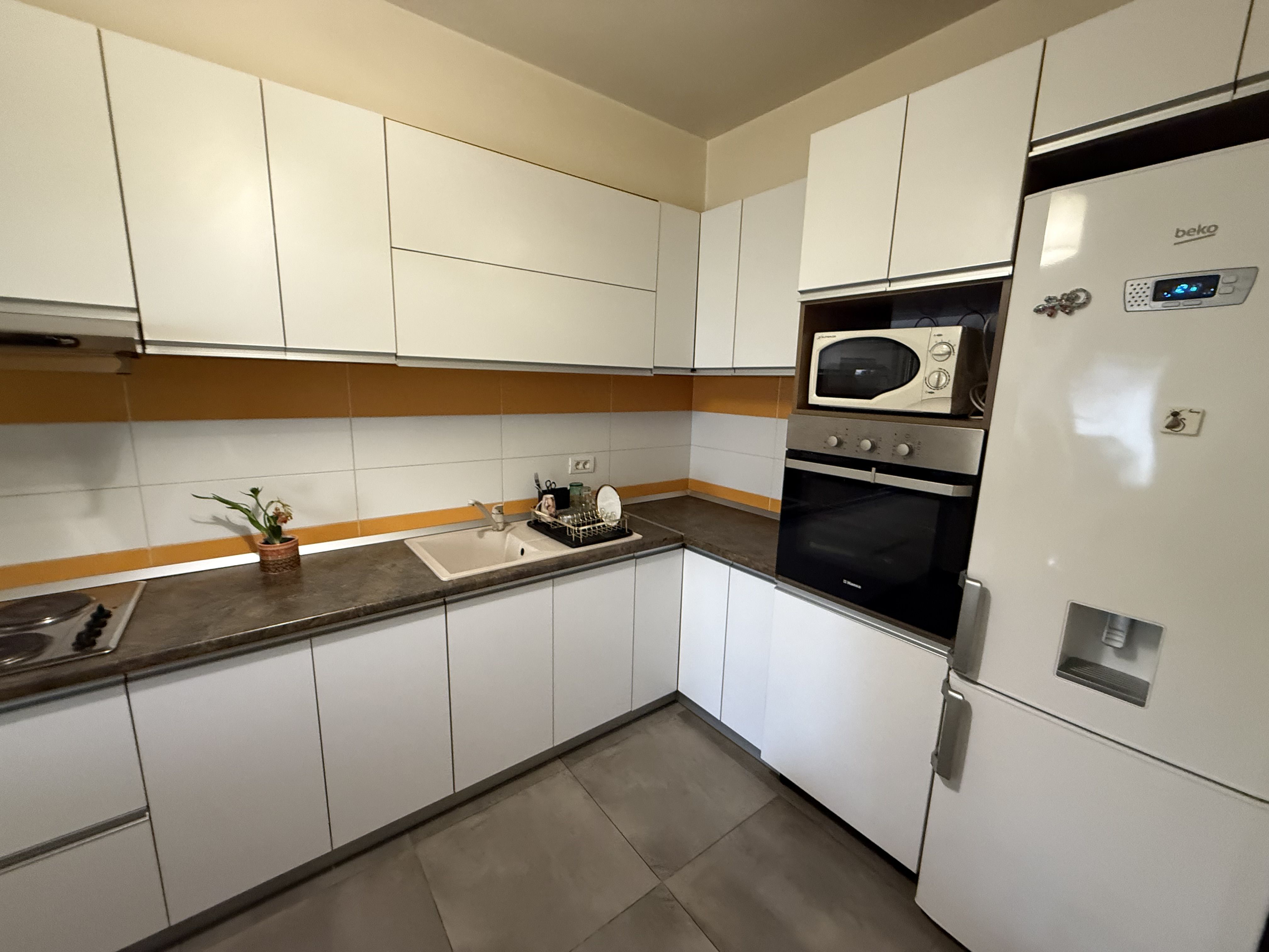 Casă înșiruită complet mobilată + curte+ 2 parcari în complex inchis! — fotografia 13