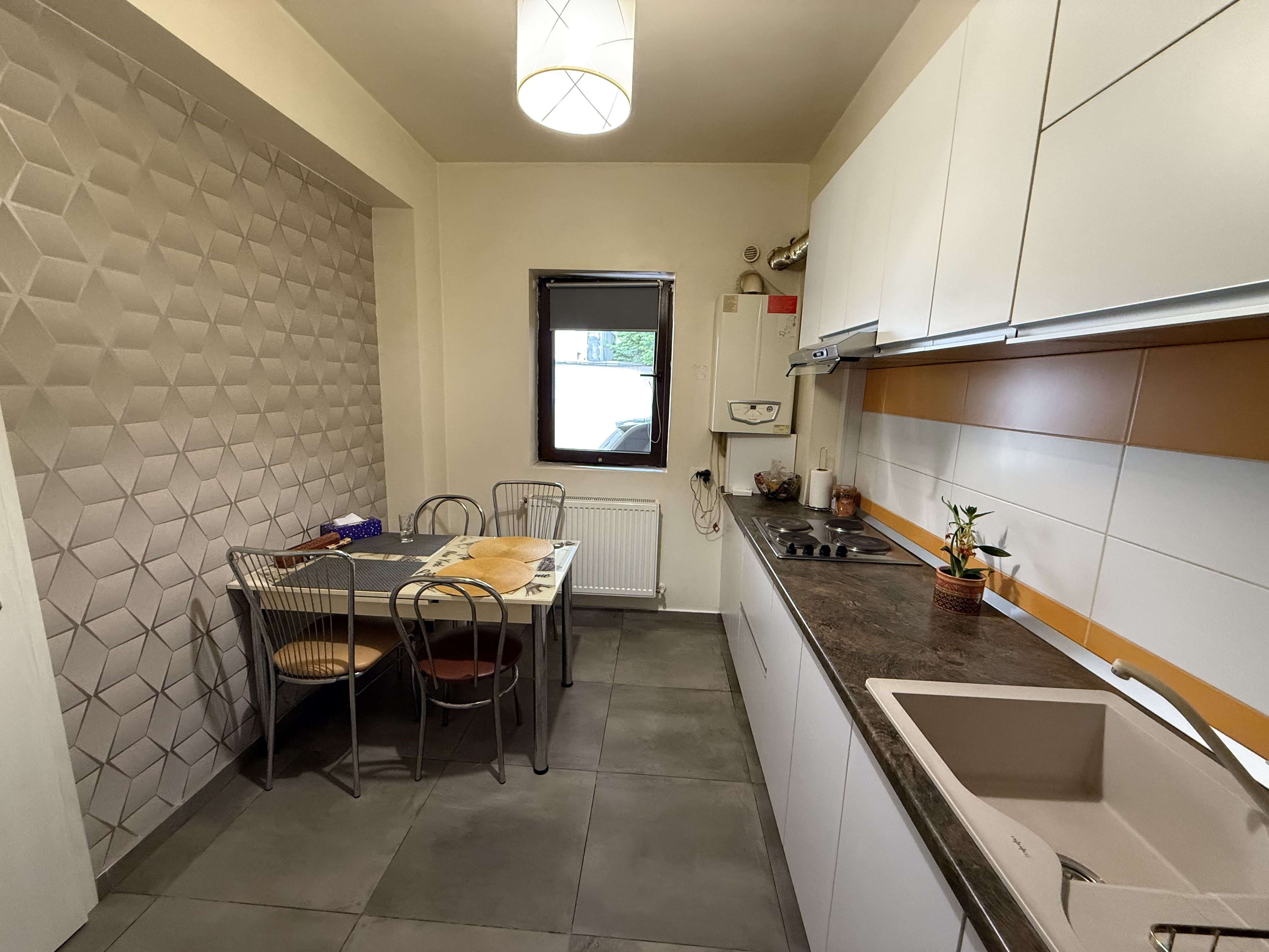 Casă înșiruită complet mobilată + curte+ 2 parcari în complex inchis! — fotografia 14