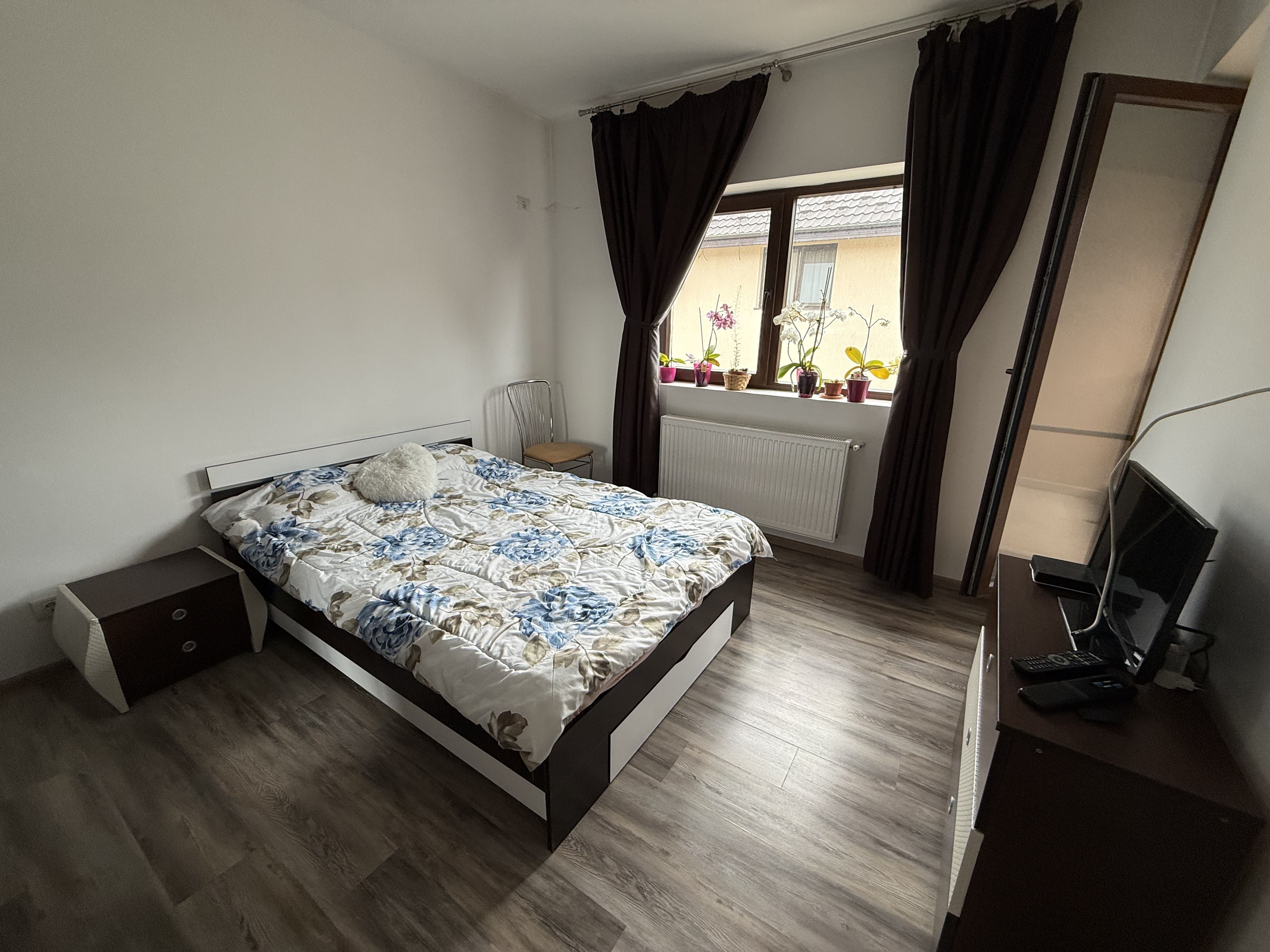 Casă înșiruită complet mobilată + curte+ 2 parcari în complex inchis! — fotografia 15