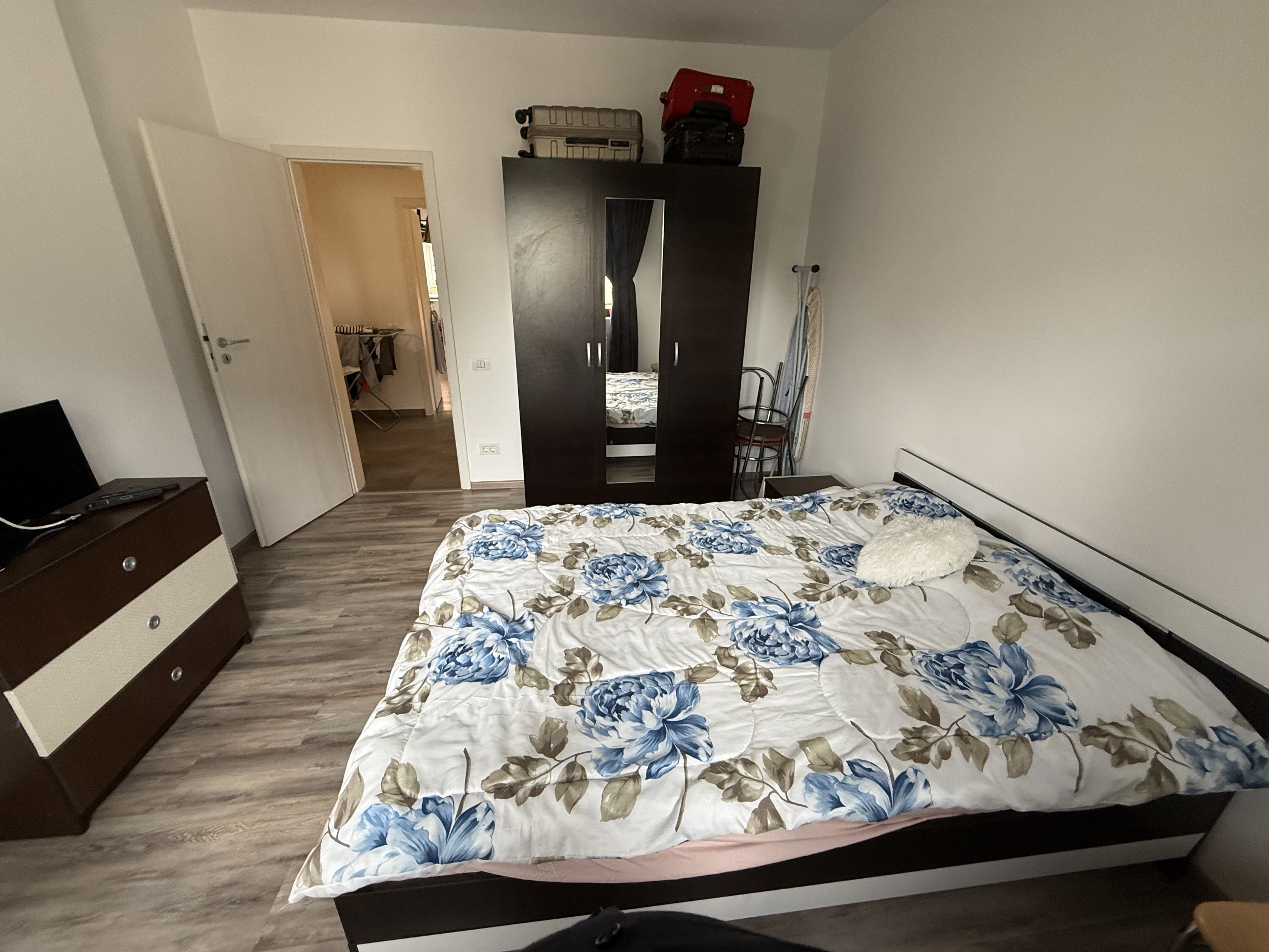 Casă înșiruită complet mobilată + curte+ 2 parcari în complex inchis! — fotografia 16