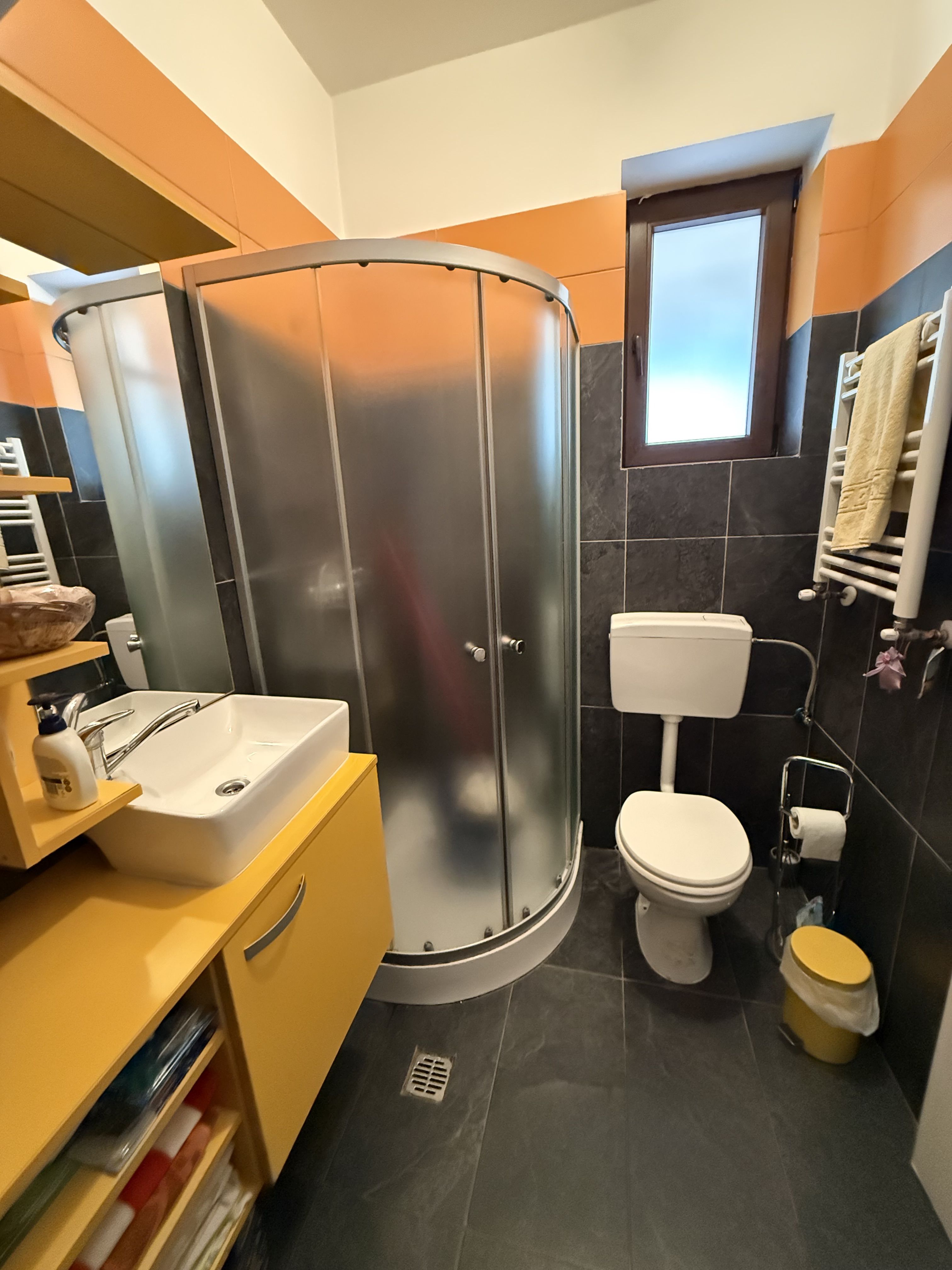 Casă înșiruită complet mobilată + curte+ 2 parcari în complex inchis! — fotografia 19