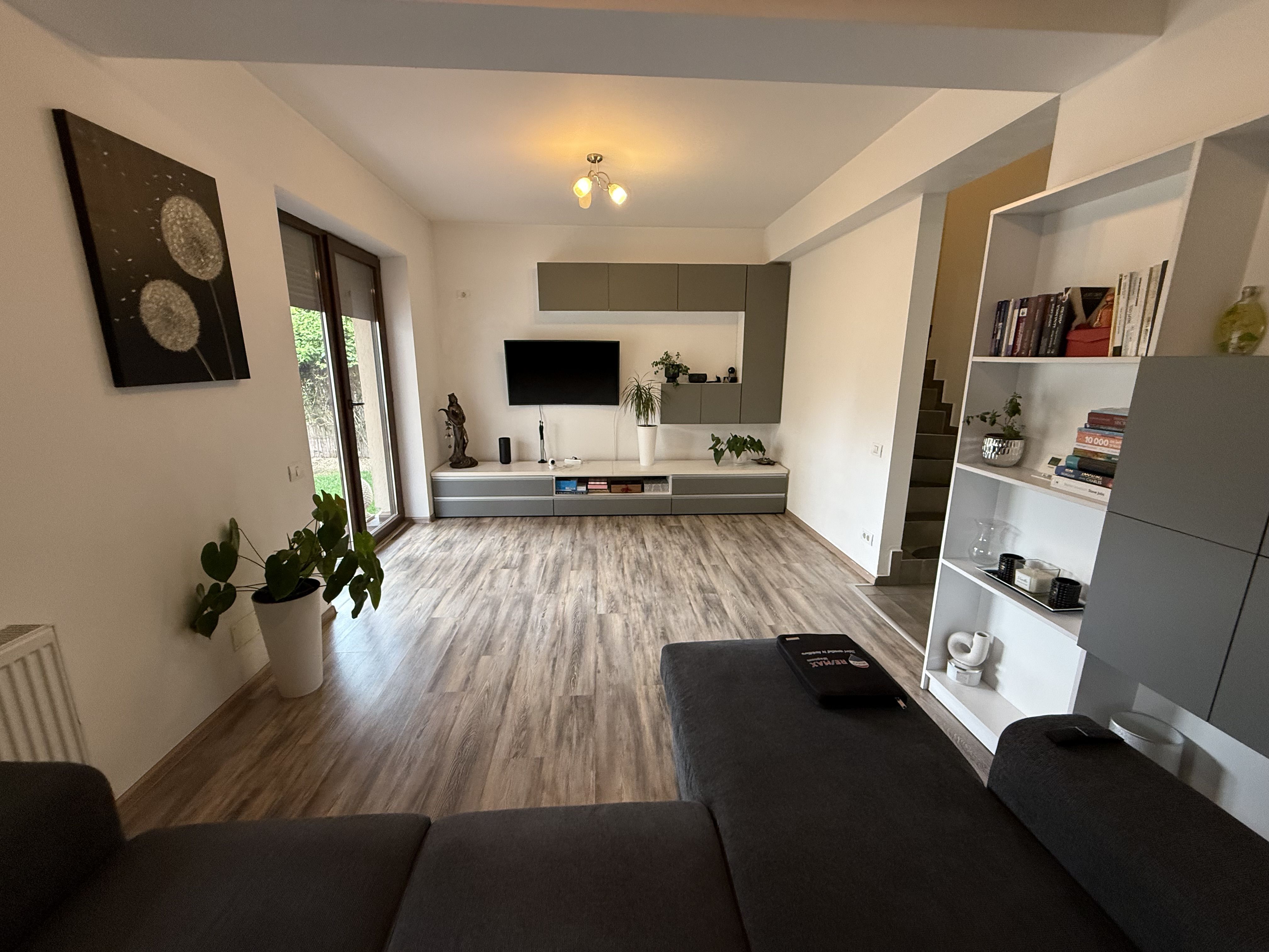 Casă înșiruită complet mobilată + curte+ 2 parcari în complex inchis! — fotografia 3