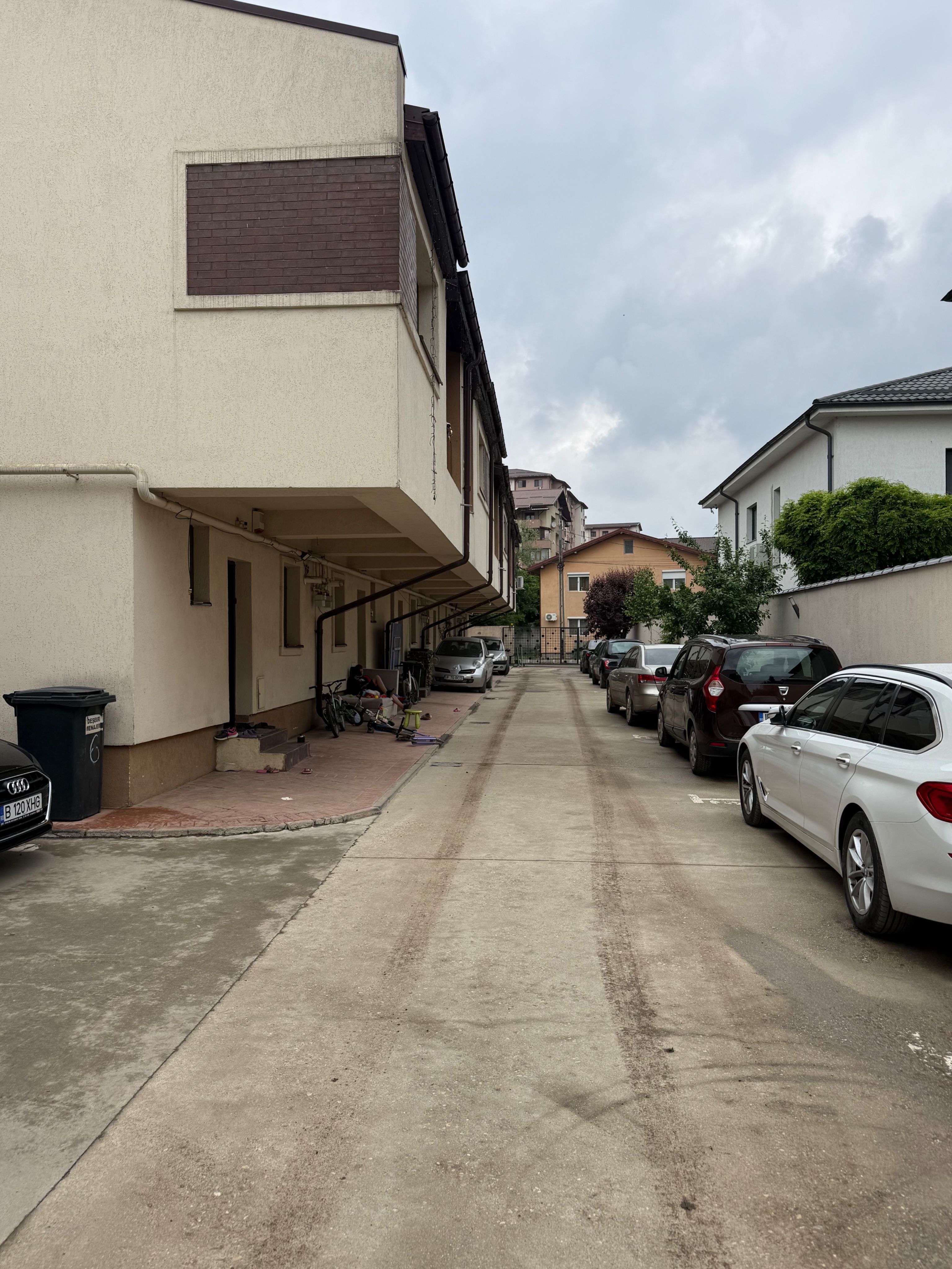 Casă înșiruită complet mobilată + curte+ 2 parcari în complex inchis! — fotografia 31