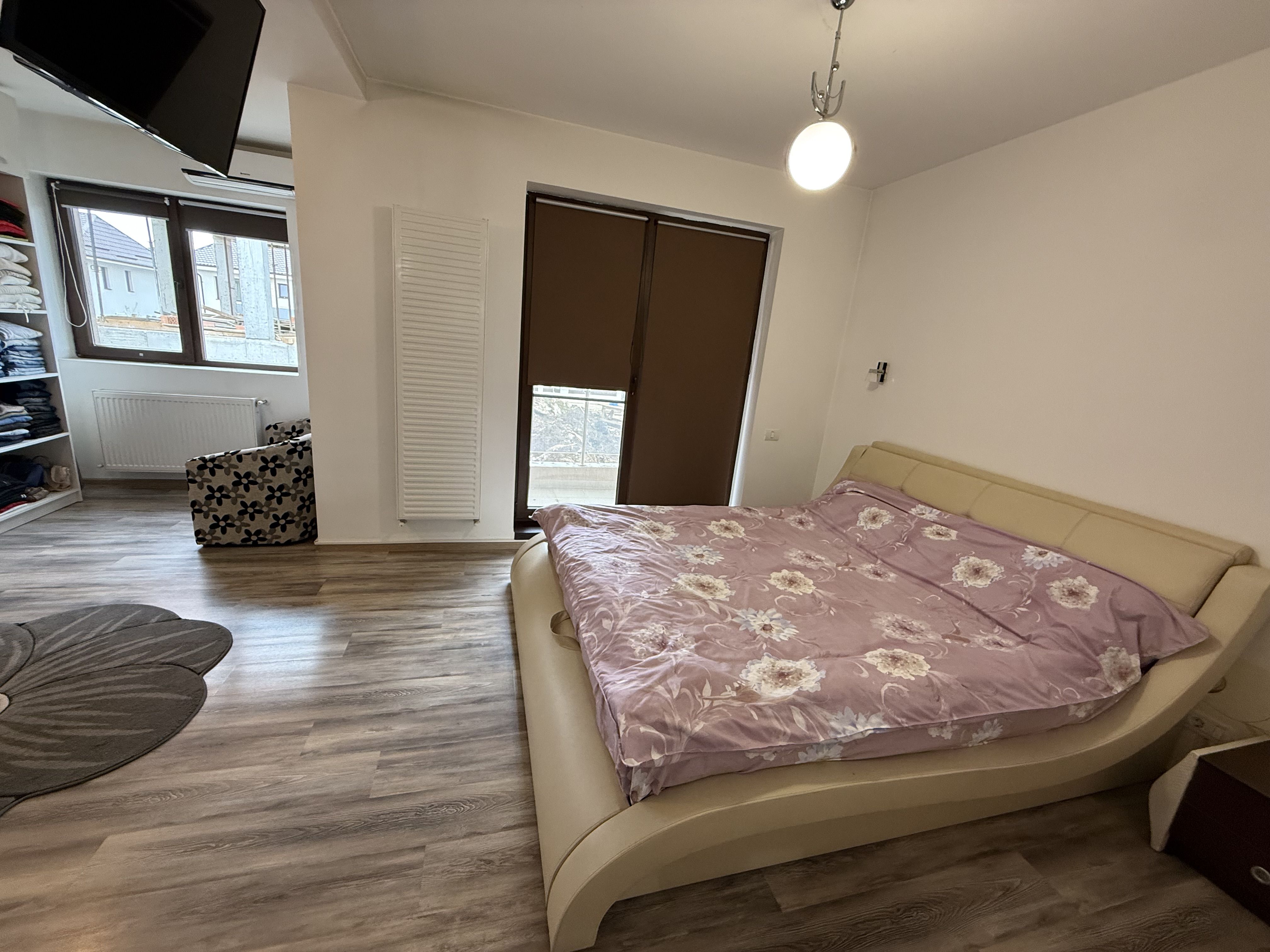 Casă înșiruită complet mobilată + curte+ 2 parcari în complex inchis! — fotografia 5
