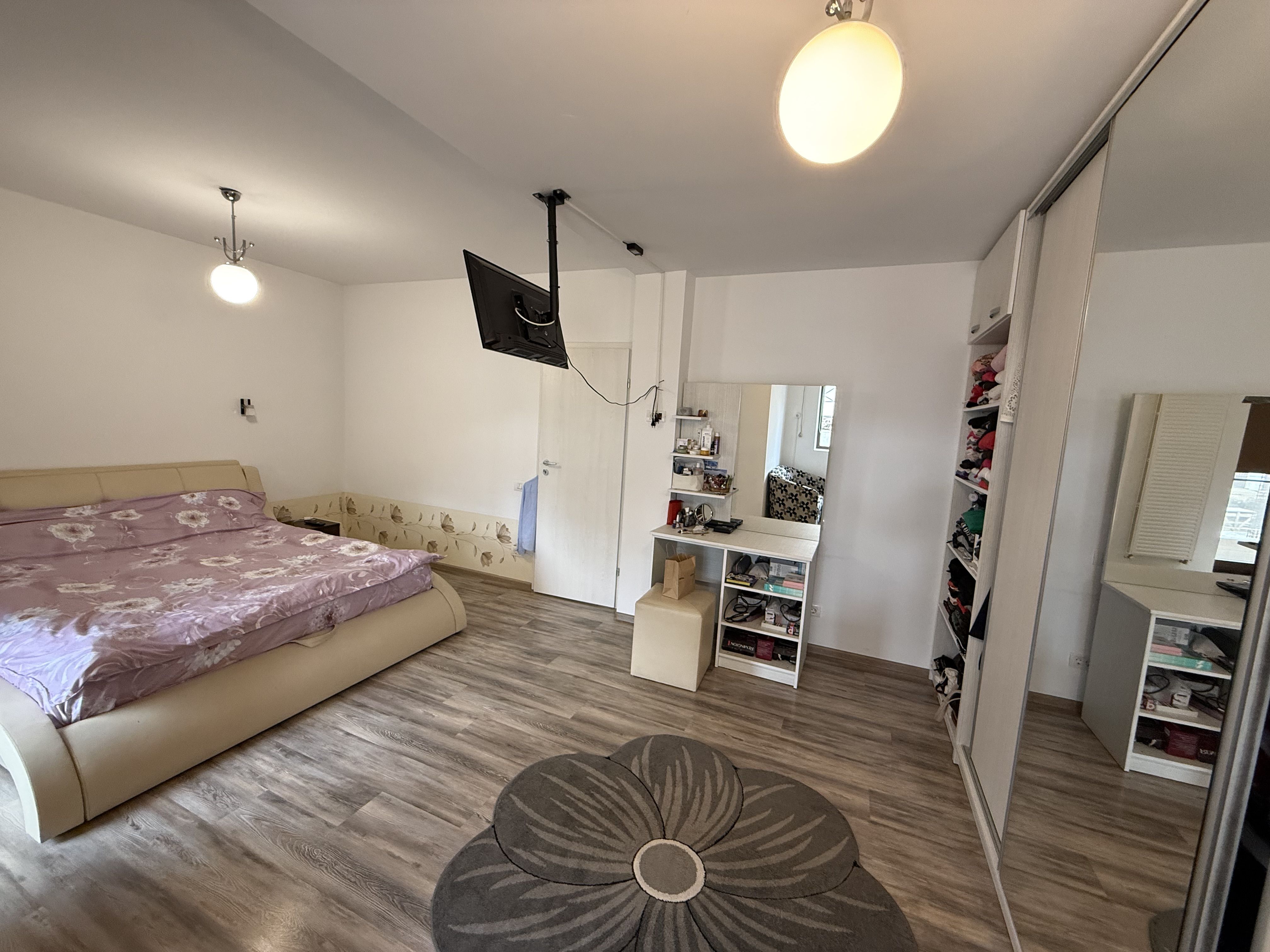 Casă înșiruită complet mobilată + curte+ 2 parcari în complex inchis! — fotografia 6