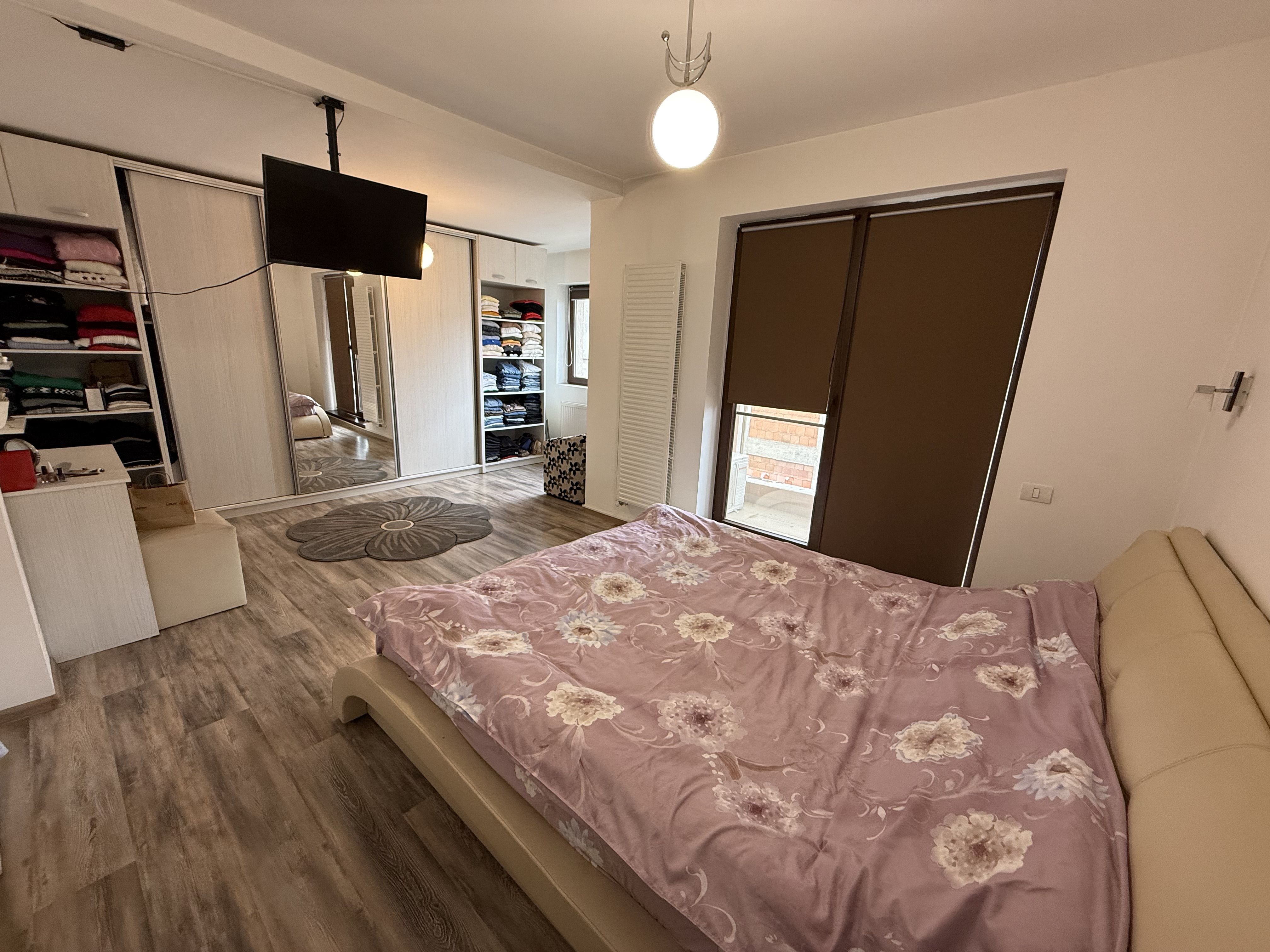Casă înșiruită complet mobilată + curte+ 2 parcari în complex inchis! — fotografia 7