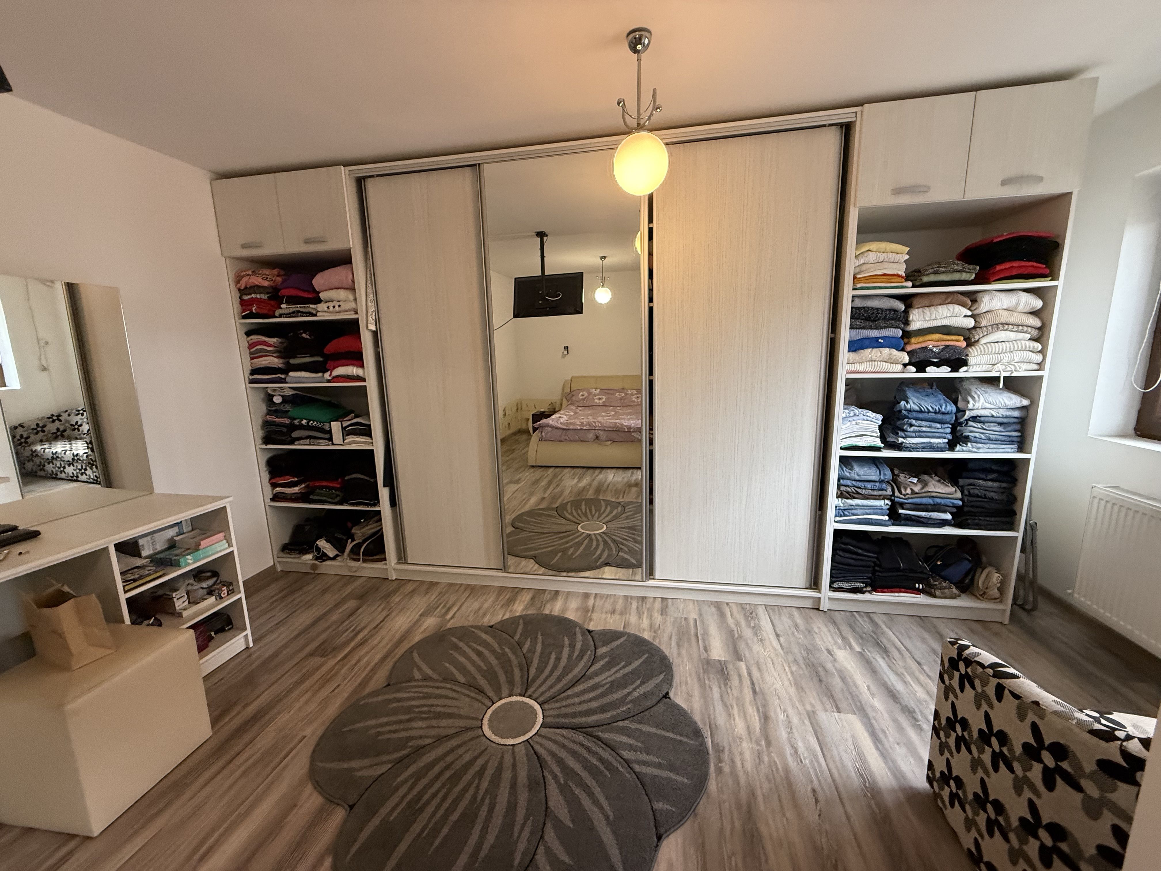 Casă înșiruită complet mobilată + curte+ 2 parcari în complex inchis! — fotografia 8