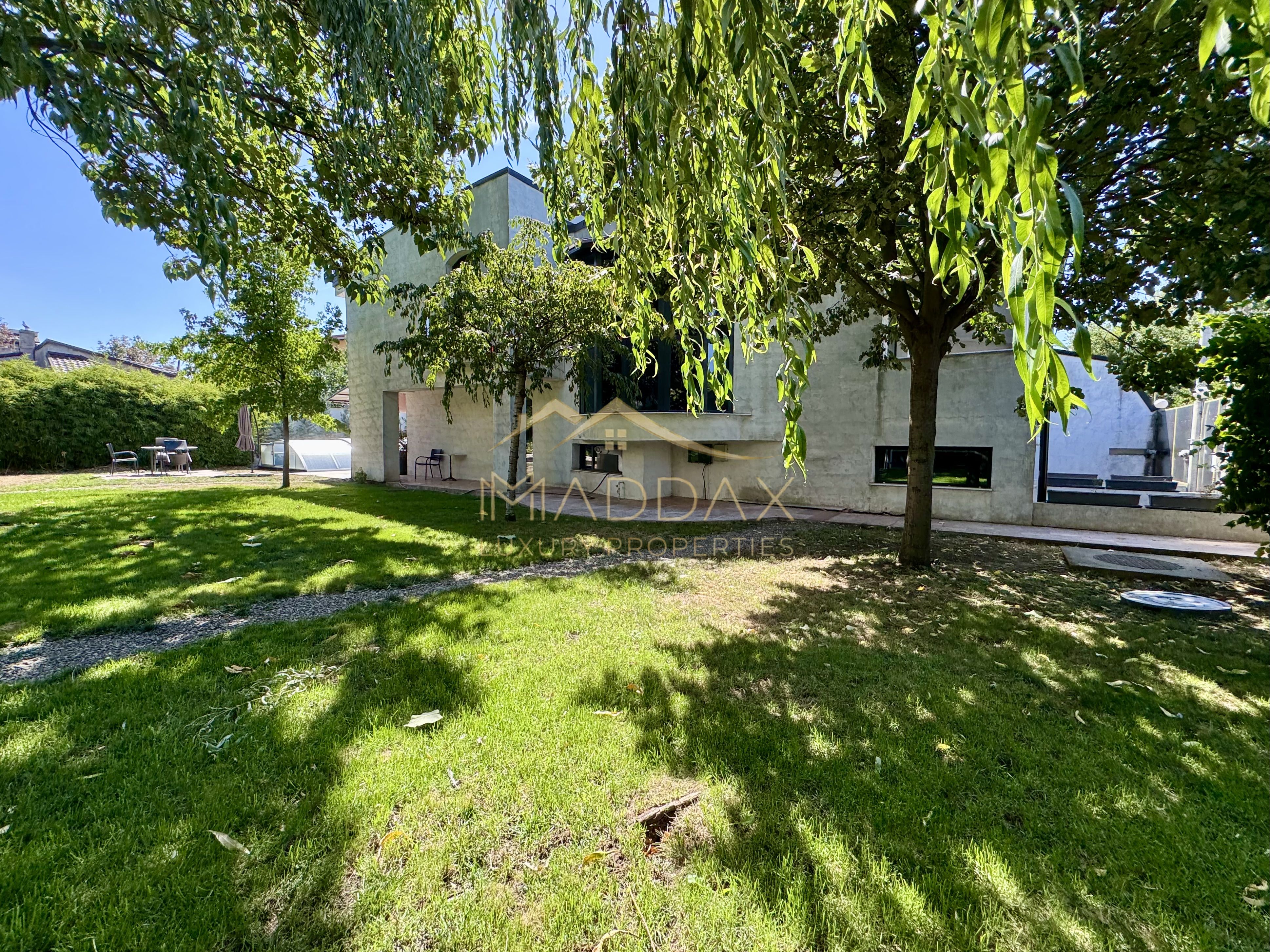 Vila cu 5 camere *344mp* + 400mp Teren // Zona Bucurestii Noi