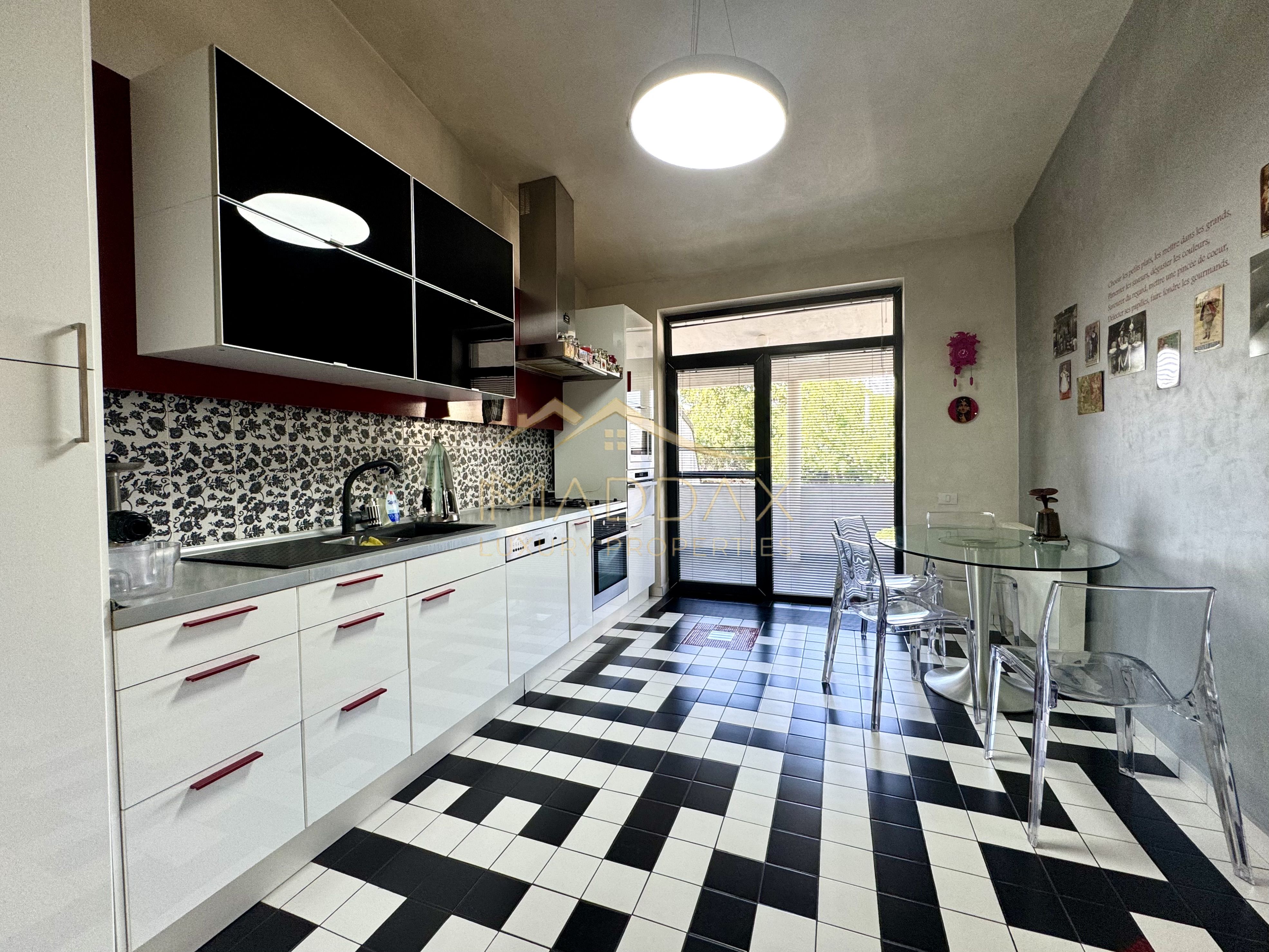 Vila cu 5 camere *344mp* + 400mp Teren // Zona Bucurestii Noi — fotografia 16