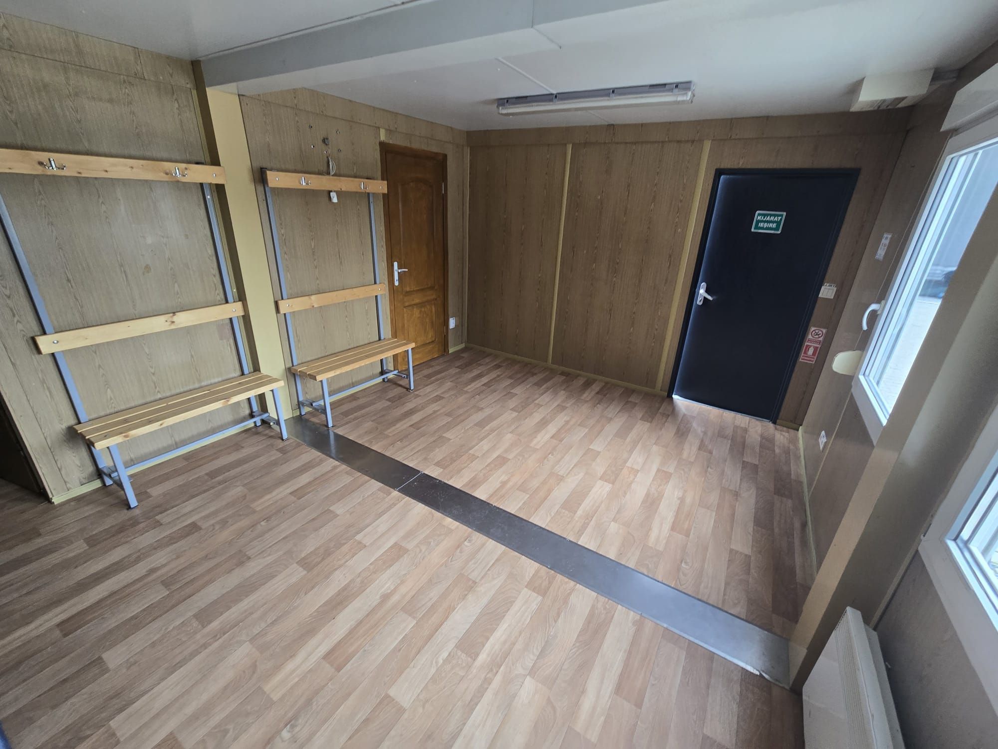 Spatiu Comercial 620 mp.parcare,birou,vestiar,baie — fotografia 3