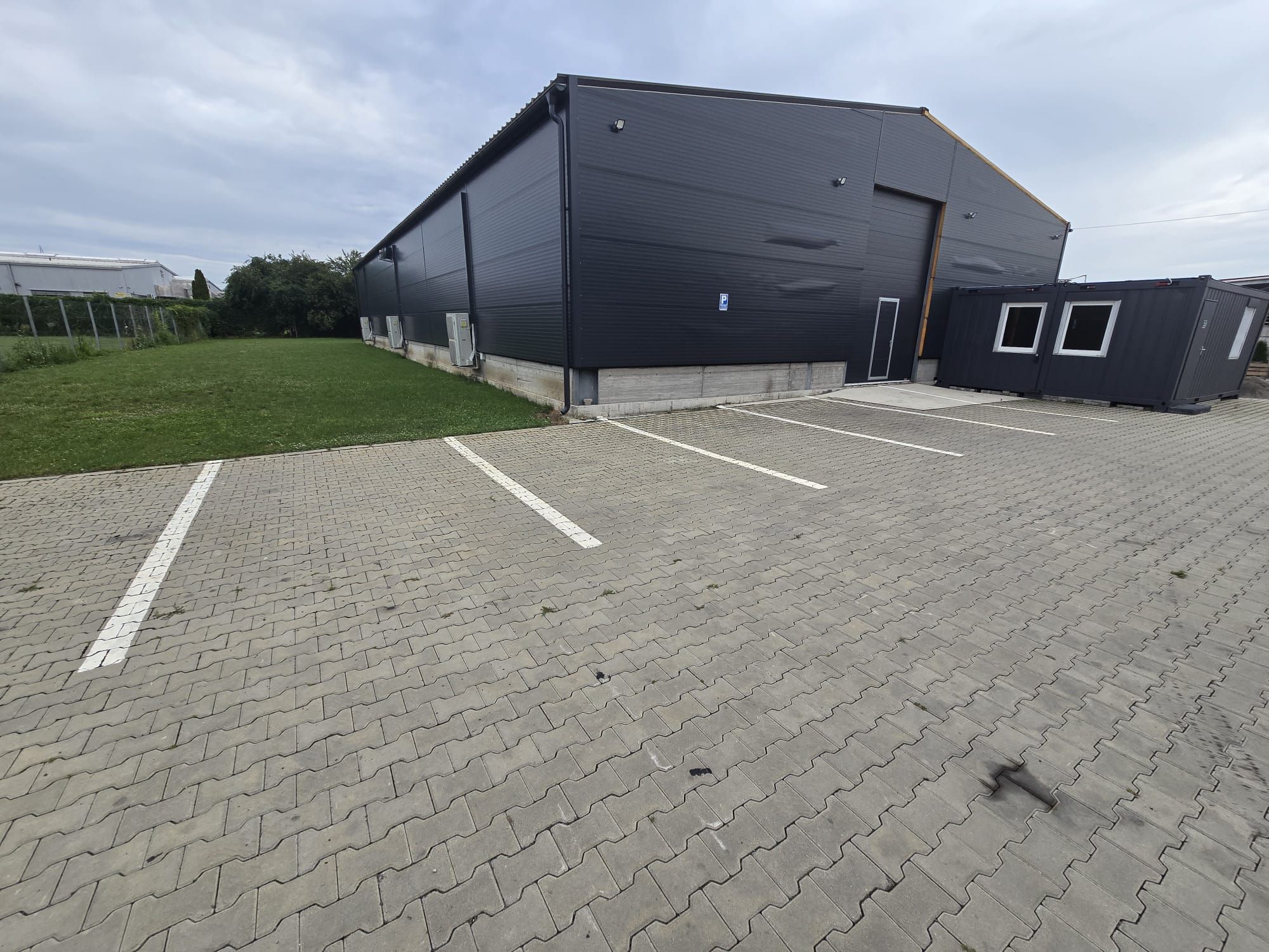 Spatiu Comercial 620 mp.parcare,birou,vestiar,baie — fotografia 4