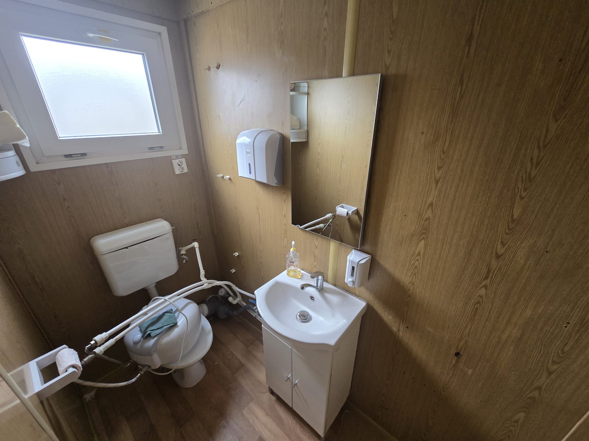 Spatiu Comercial 620 mp.parcare,birou,vestiar,baie — fotografia 8