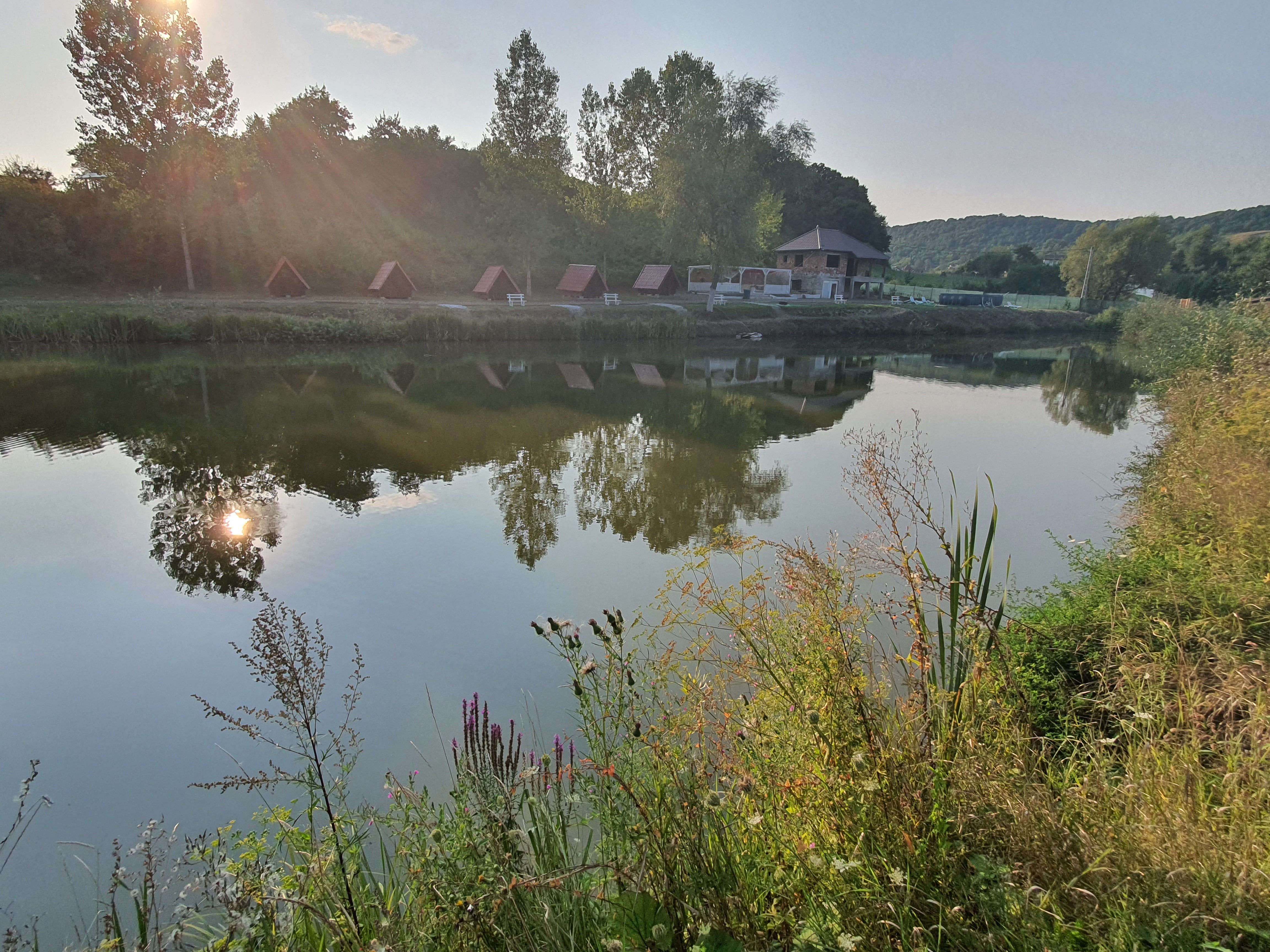 Casă 140 mp, 5800 mp teren, intravilan + Lac zona Vațman, Corunca — fotografia 3