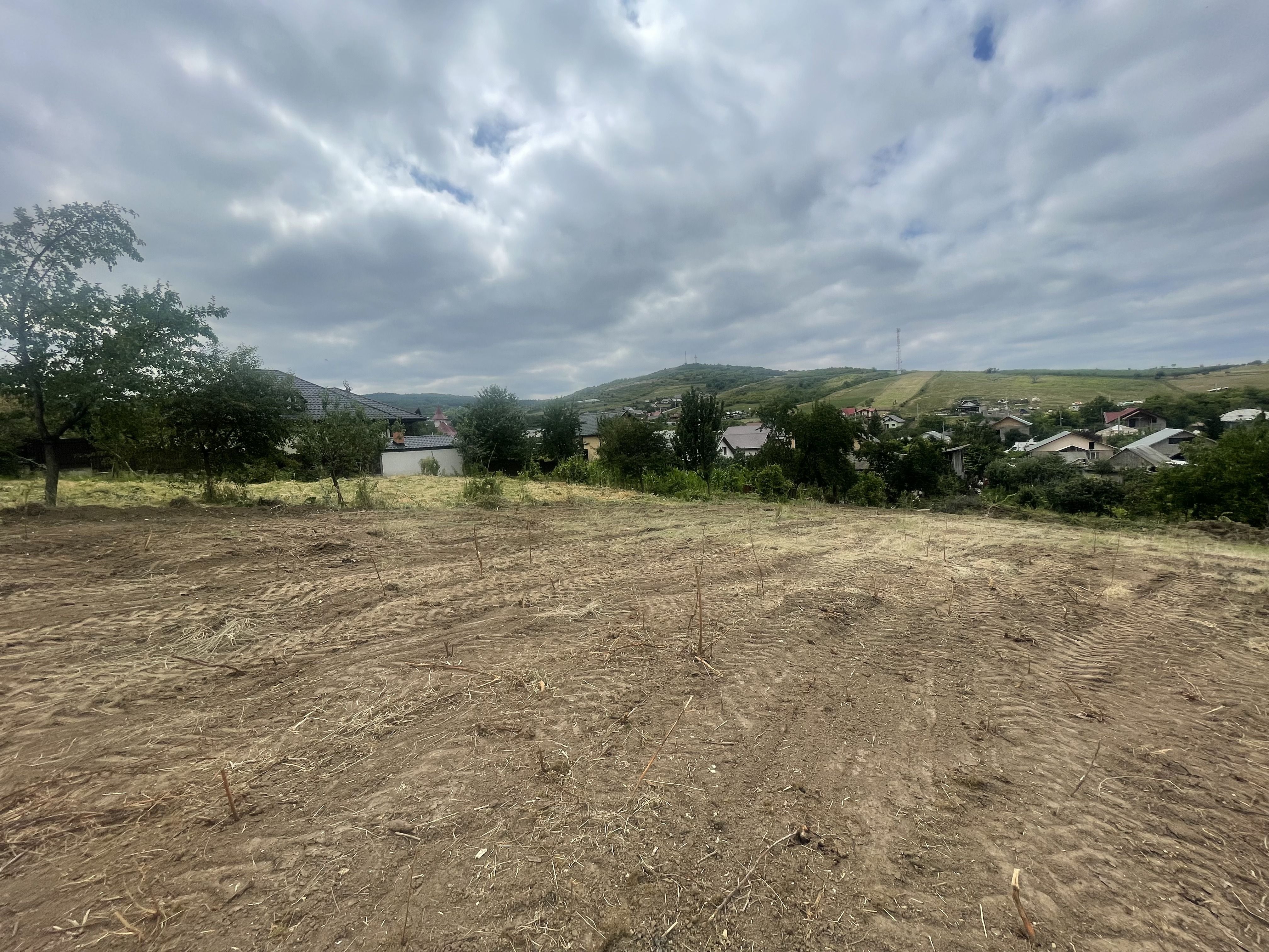 Iasi - Tomesti 3600mp intravilan intre case zona linistita + utilități — fotografia 3