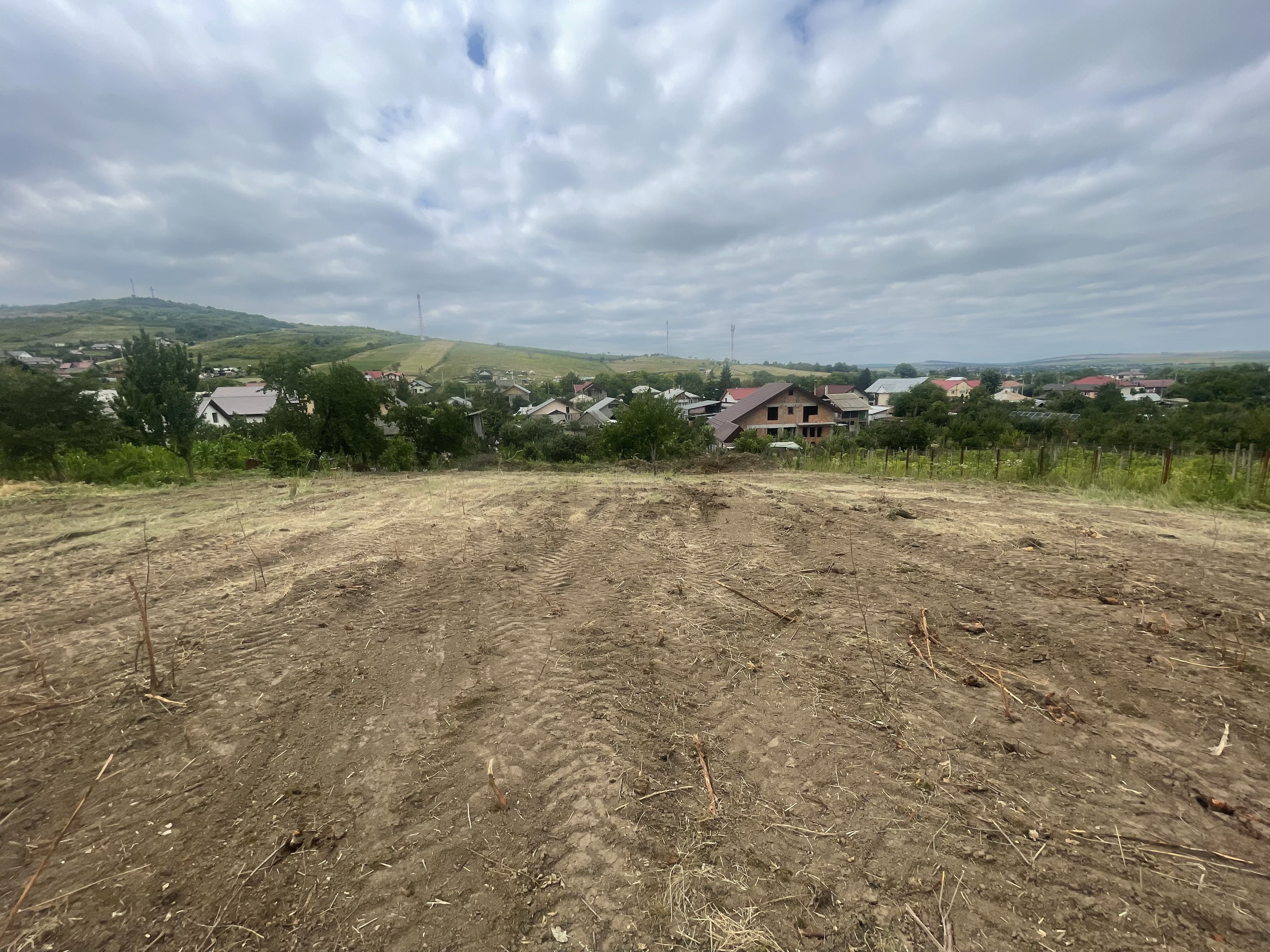 Iasi - Tomesti 3600mp intravilan intre case zona linistita + utilități — fotografia 4