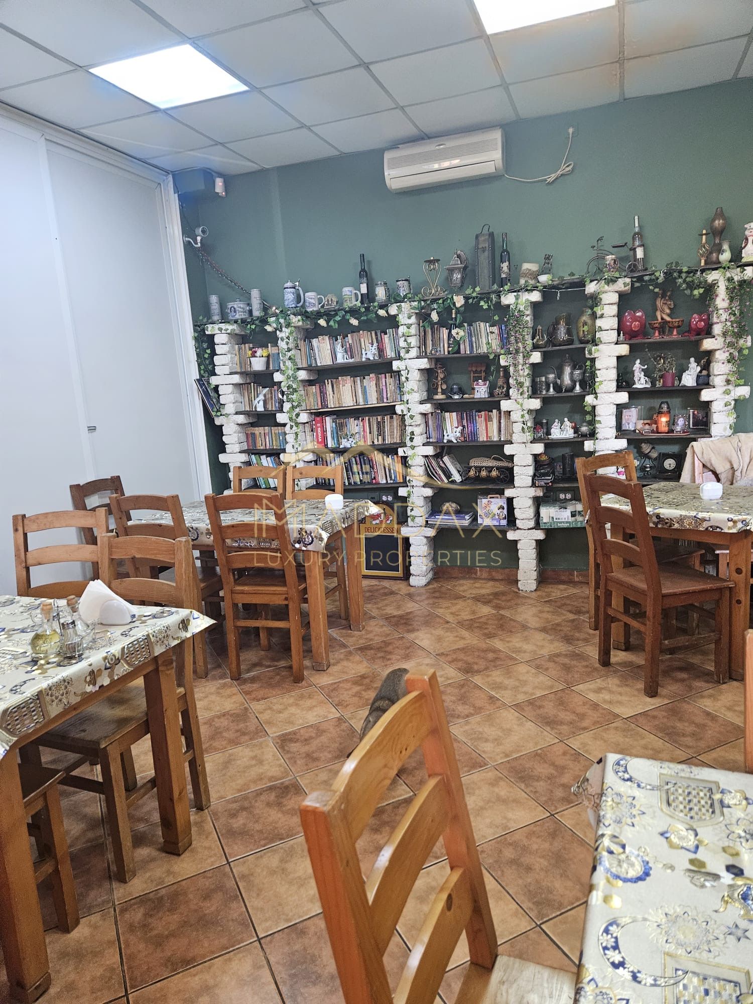 Pensiune 10 camere cu restaurant // teren 900 mp // Moieciu de Jos — fotografia 14