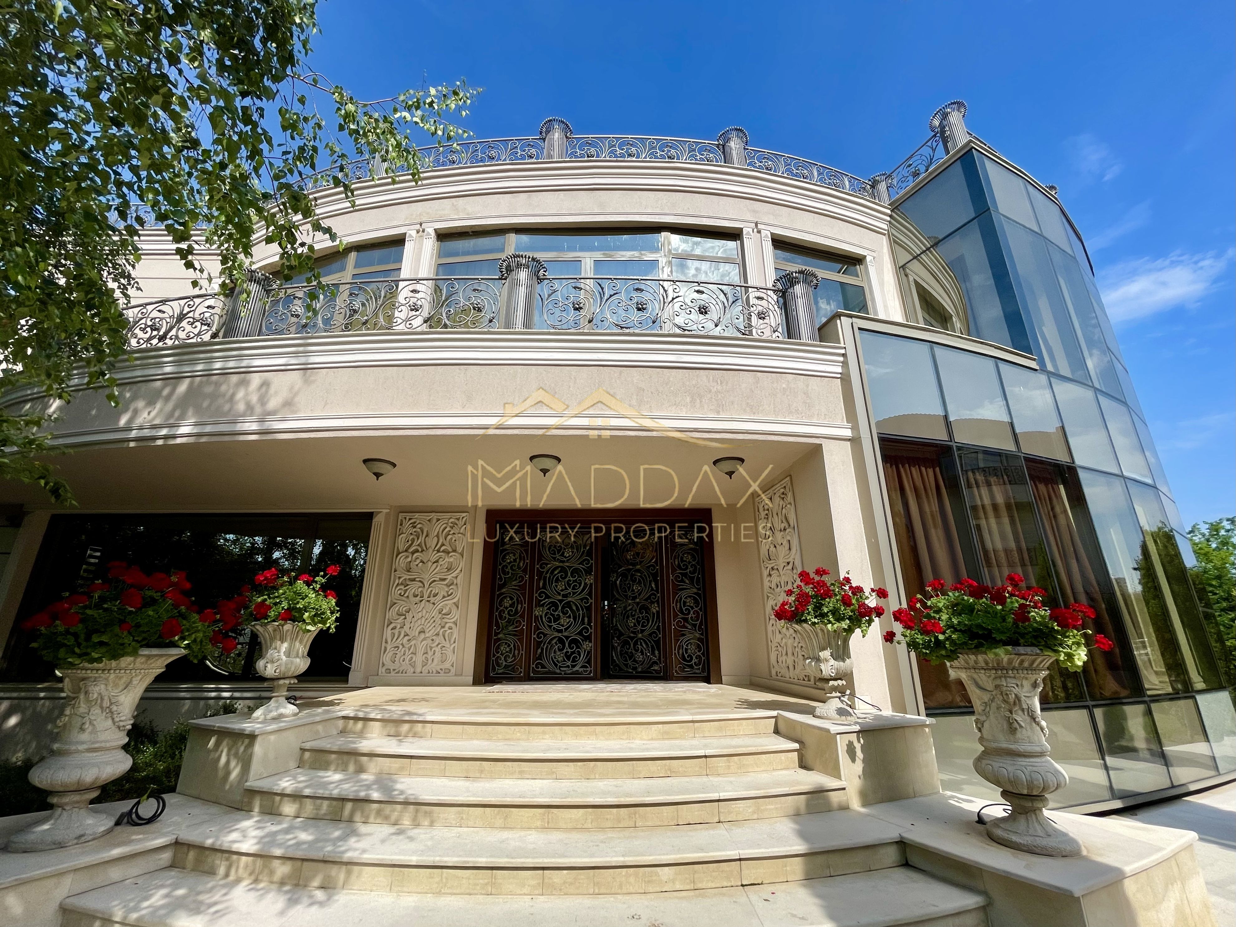 Impressive Villa *1500 SQM usable* 2613 SQM land / Open to the lake