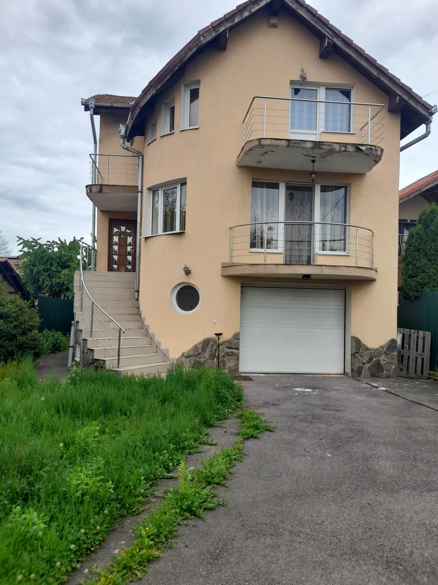De vanzare casa pe 3 nivele 300mp teren 500mp 5 camere+ living in Mureseni