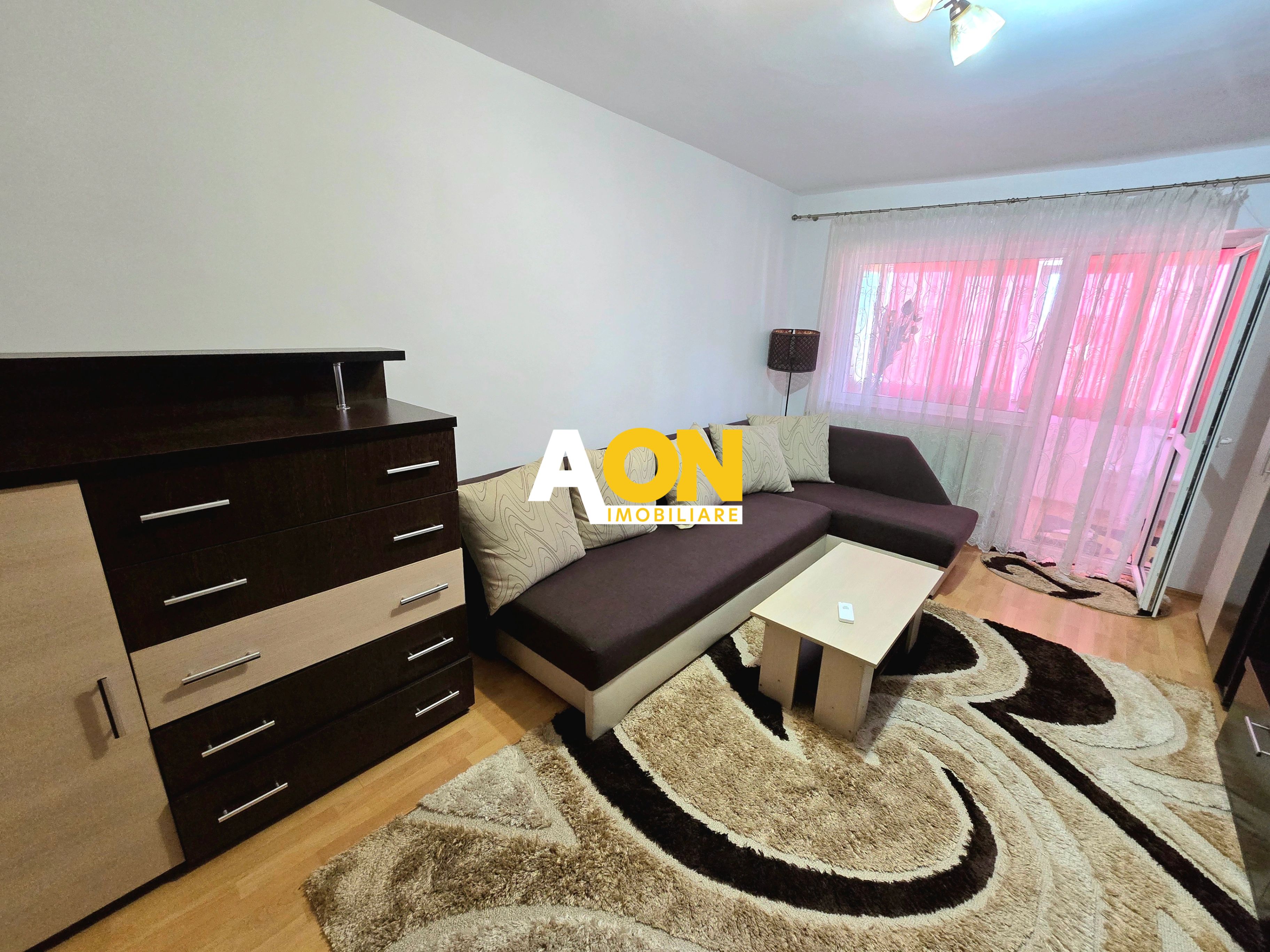 Apartament cu 2 Camere, Bloc cu Lift, Loc de Parcare, Zona Cetate