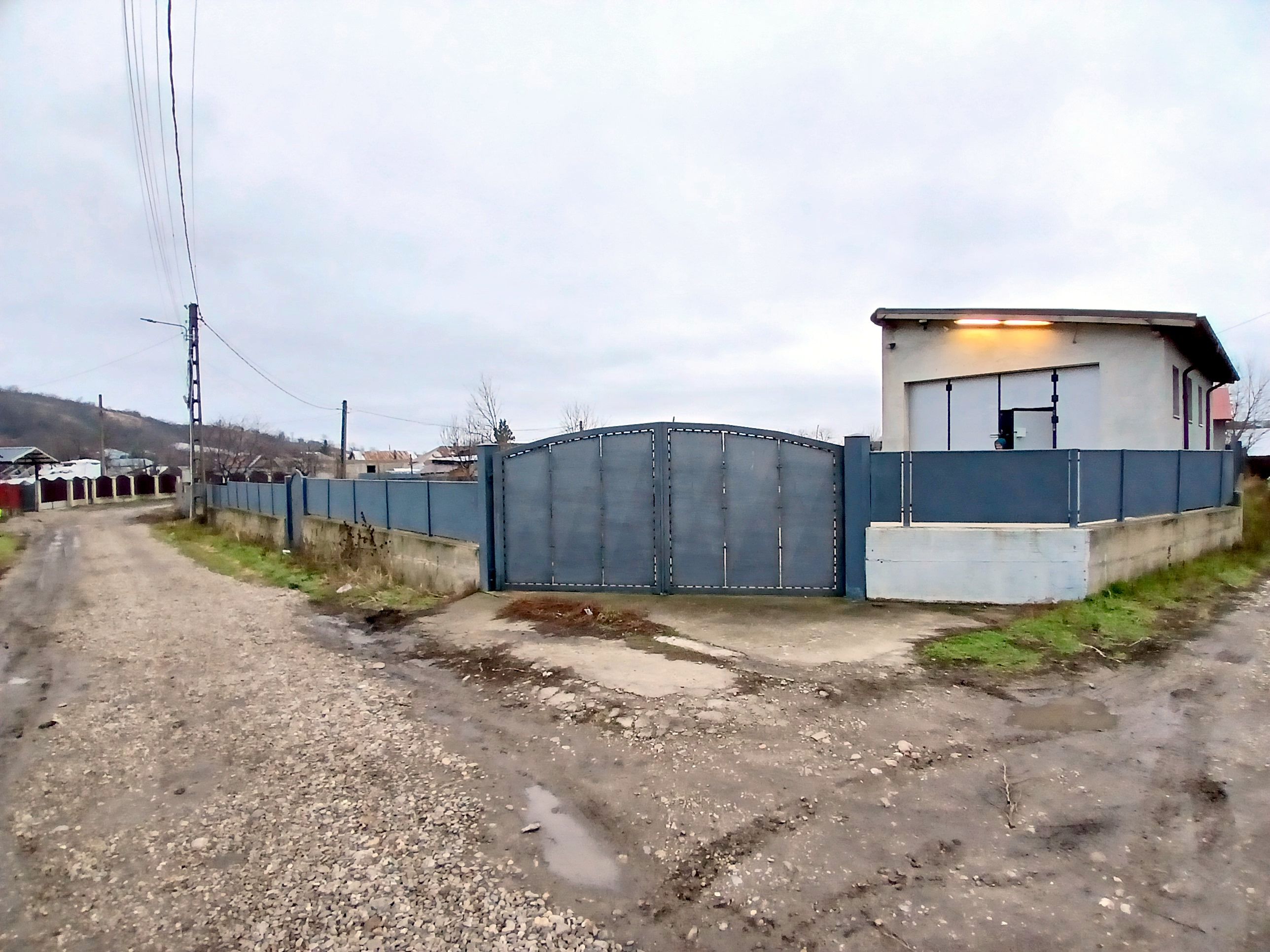 Hală, atelier și locuință, curte cu 900mp teren în Corod