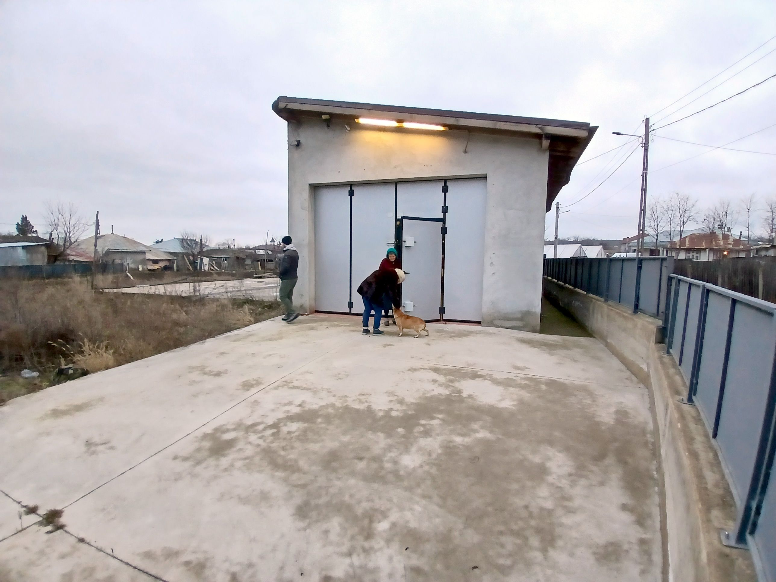 Hală, atelier și locuință, curte cu 900mp teren în Corod — fotografia 2