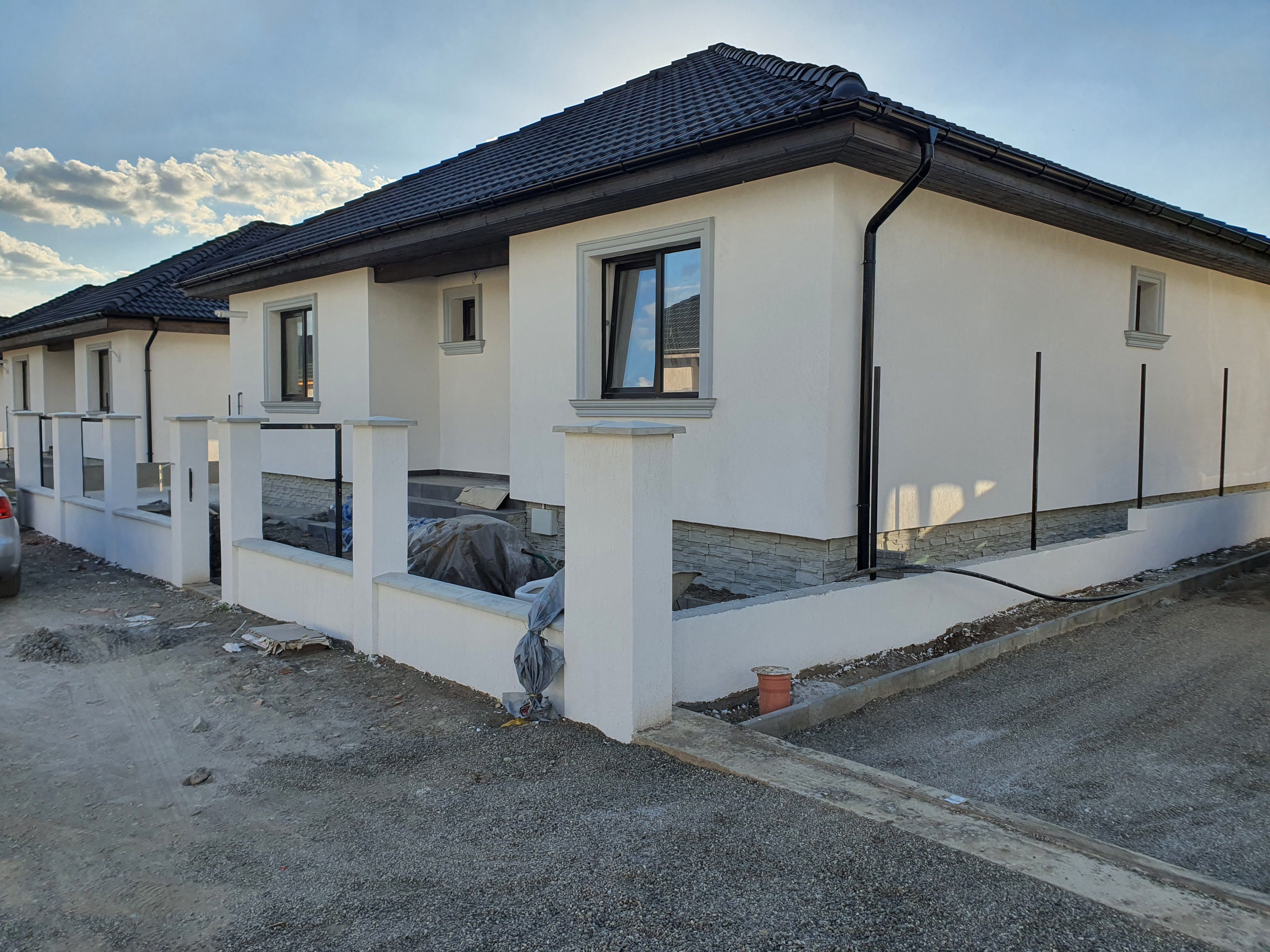 Casă la cheie pe 1 nivel 4 camere 2 băi,145 mp,500 mp teren — fotografia 4