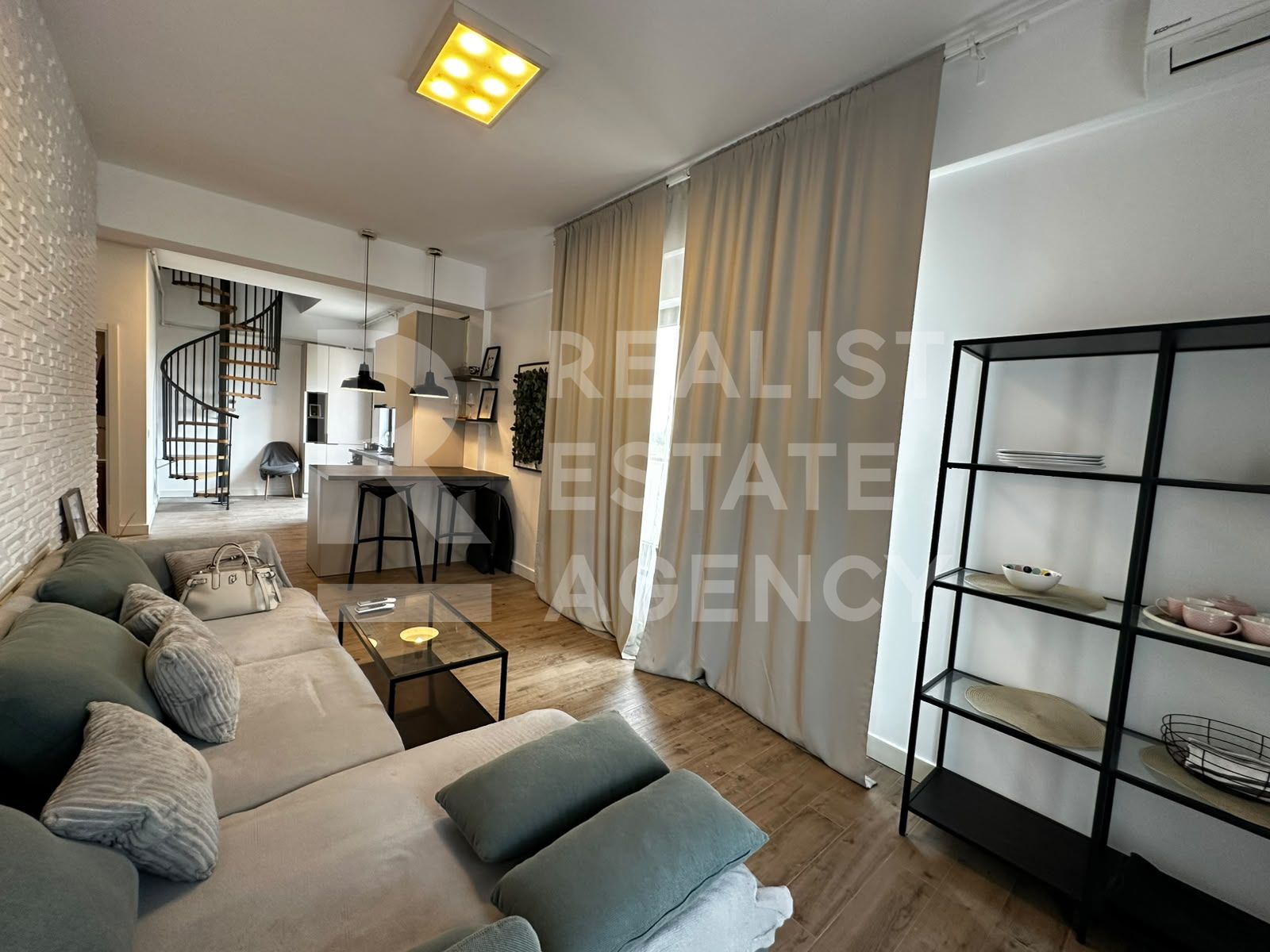 Închiriere, Apartament 2 camere + terasă+ loc de parcare