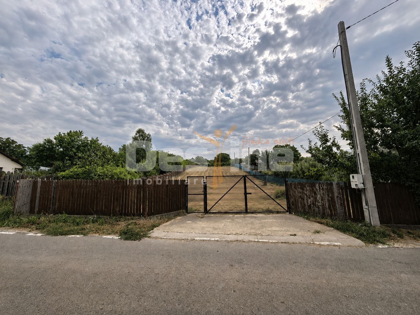 Teren 3.000 mp, cu autorizație și utilități
