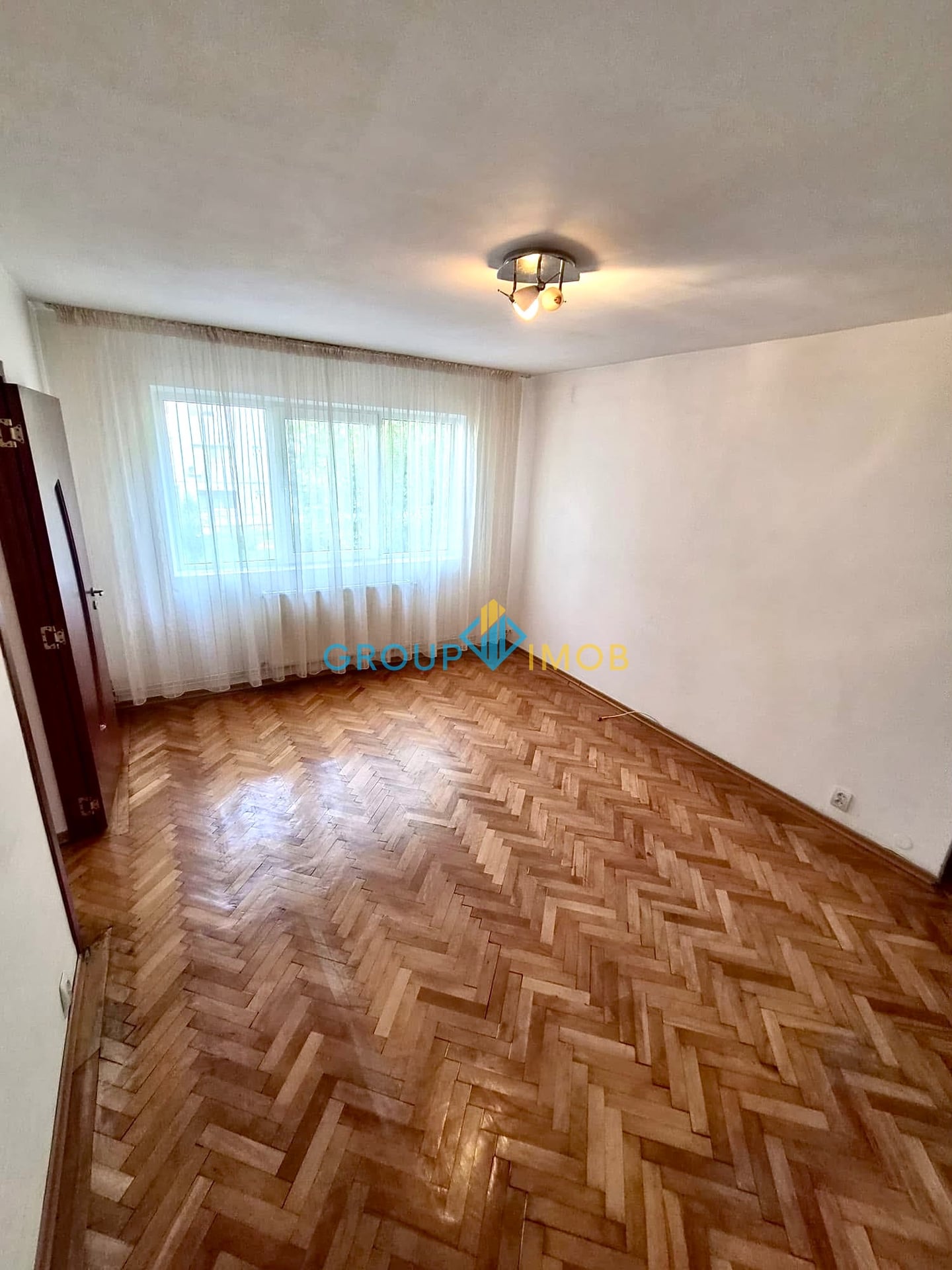 Apartament 3 camere de vânzare – Strada Stadionului, Bacău – Etaj 1 – 53.000 € — fotografia 2
