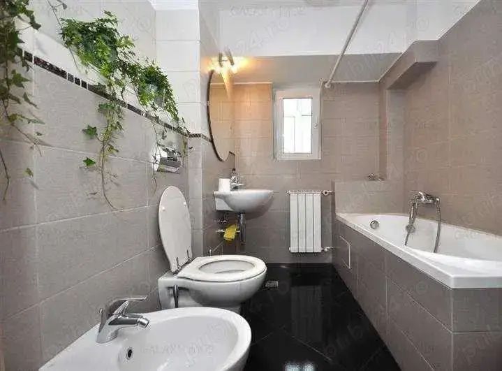 BRASADAS închiriază ap cam etaj 6/8 Bd. UNIRII. — fotografia 4