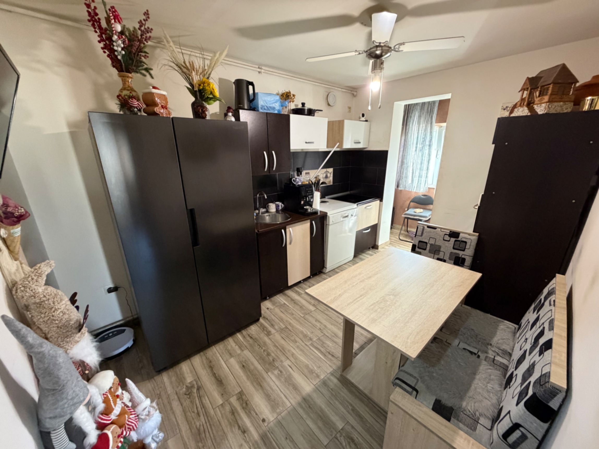 Apartament 3 camere, decomandat  - zona Cetate