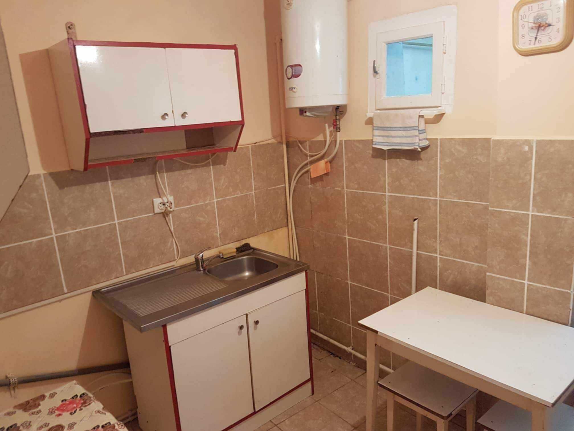 BRASADAS vinde Garsoniera pe Ostrovului la PARTER.