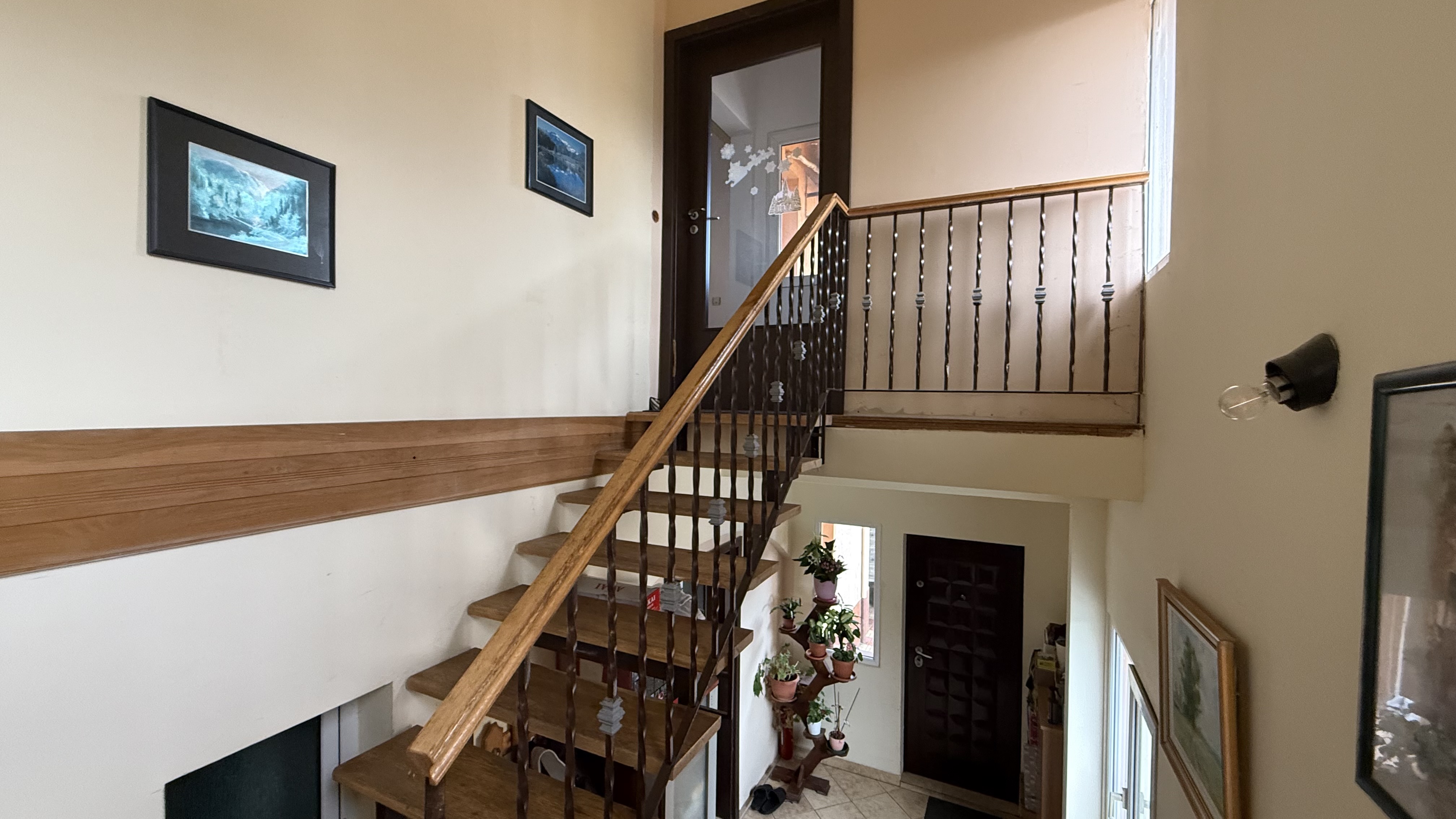 Apartament 2 camere, decomandat, cu intrare separată, la casa/390 euro