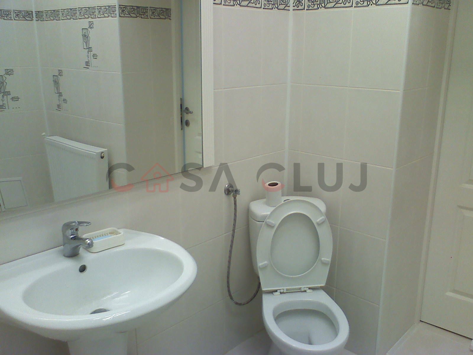 3 Camere curte si loc de parcare, langa Primarie — fotografia 13