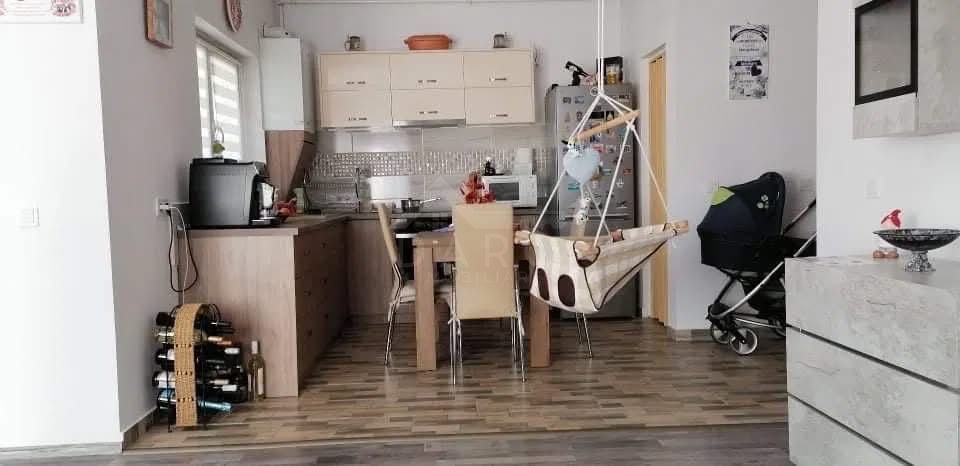 Închiriez apartament 2 camere + loc de parcare