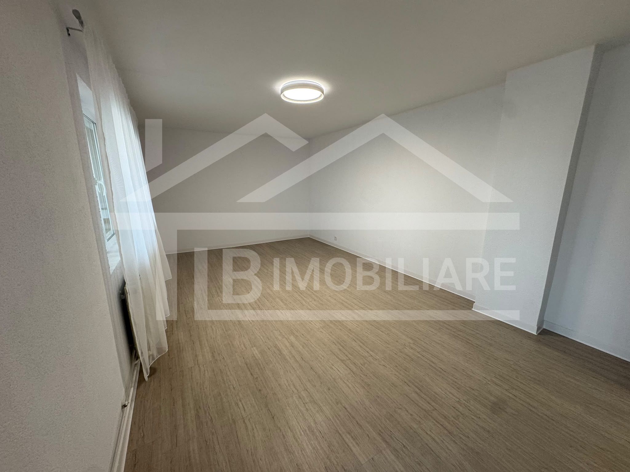 Casa cu 4 camere, 180 mp, Zona Semicentrala