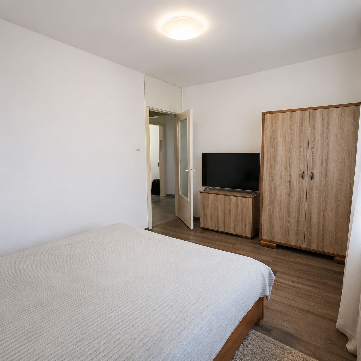 Apartament decomandat cu 3 camere și 2 băi, zona Complex Studențesc — fotografia 2
