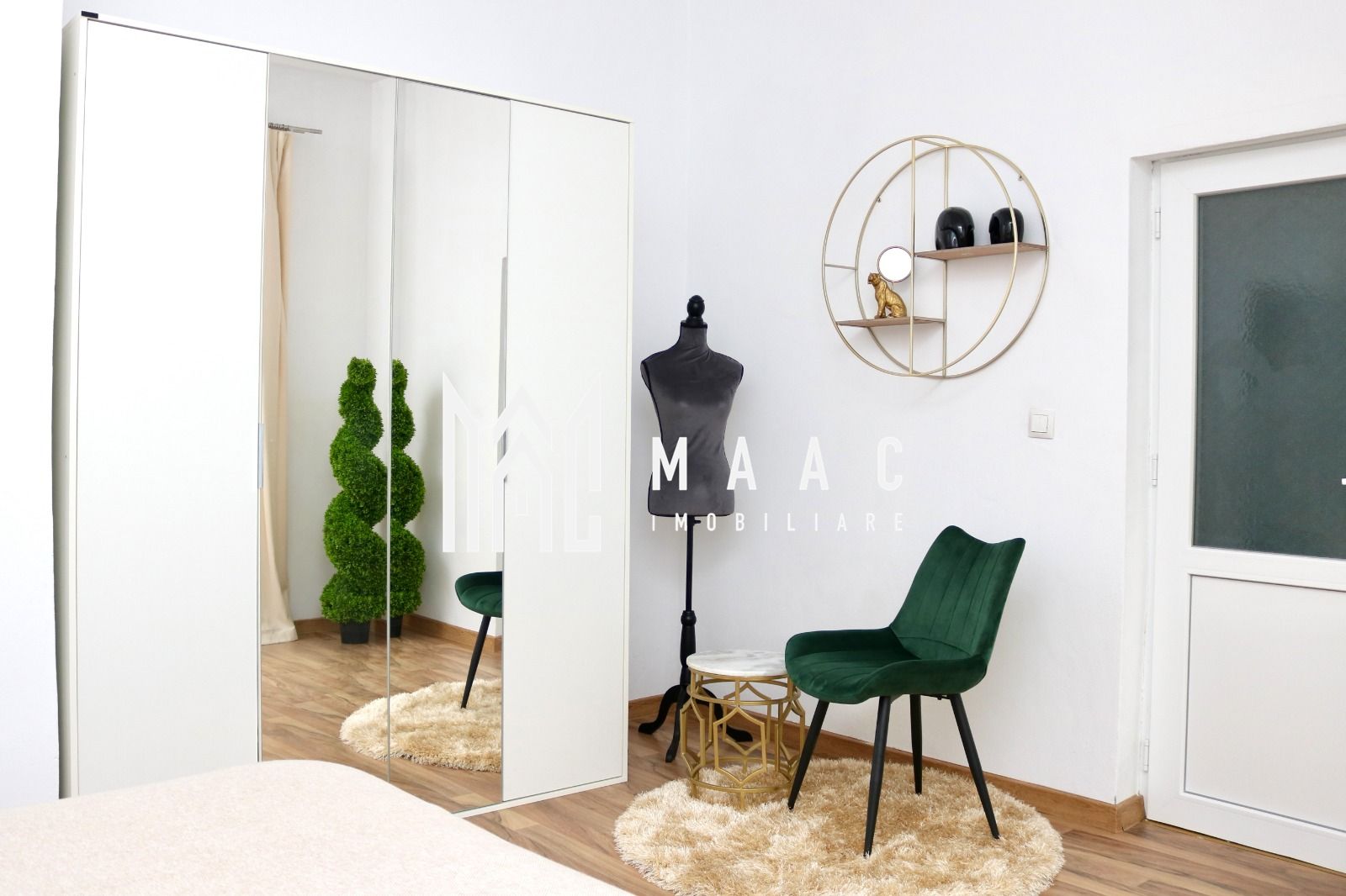 Apartament 4 camere de închiriat | Cisnădie, Central | Curte — fotografia 6