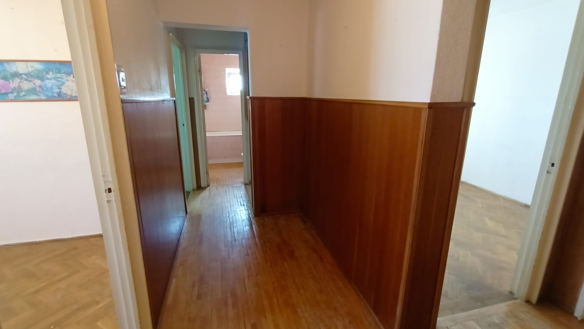 Vand apartament cu 4 camere,Damb,etajul 4 din 4,confort 1,decomandat.