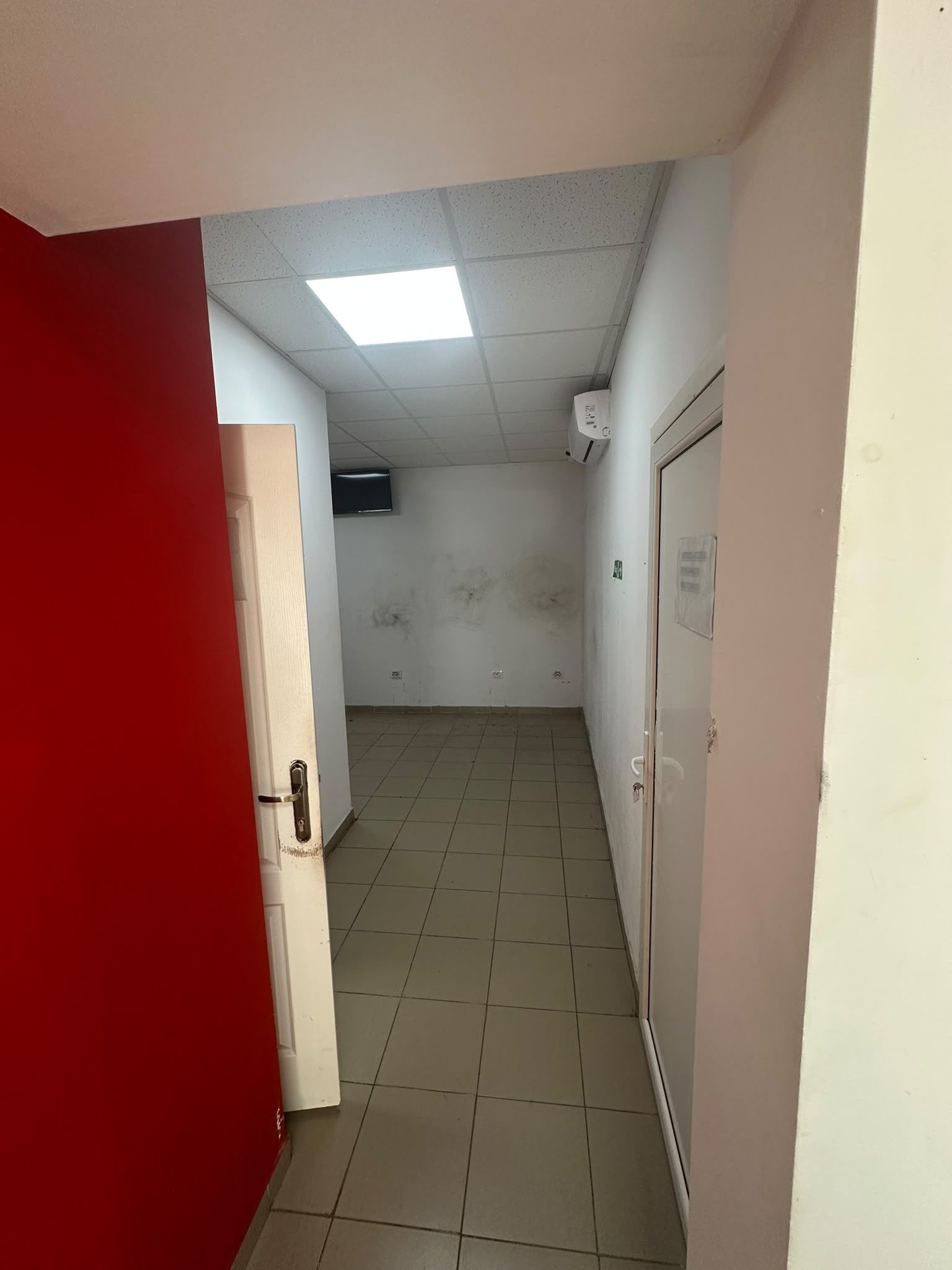 Spatiu comercial , stradal statie metrou Pacii — fotografia 6