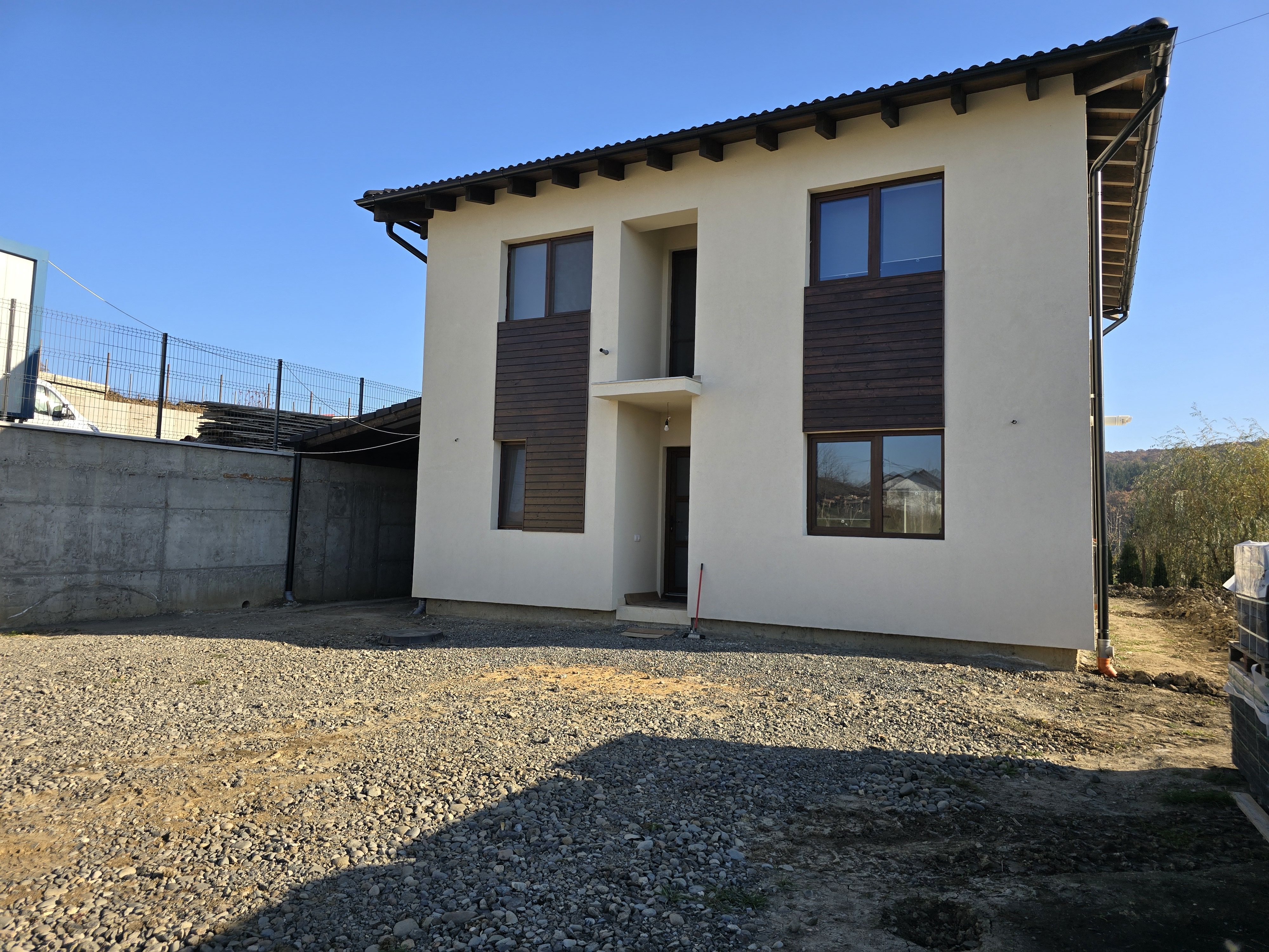 Casa  4 camere,2 bai,136 mp, 550 mp teren zona Corunca
