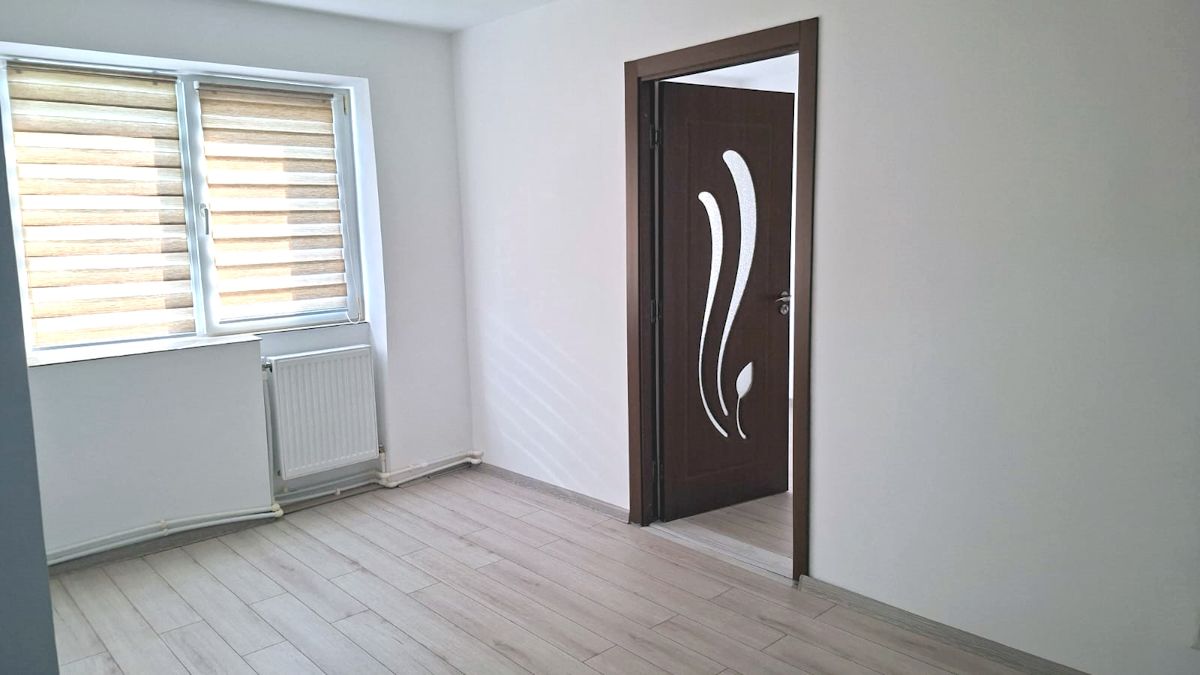 Apartament cu 2 camere, complet renovat, în zonă centrală din Tecuci — fotografia 2