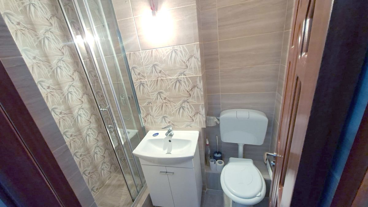 Apartament cu 2 camere, complet renovat, în zonă centrală din Tecuci — fotografia 3