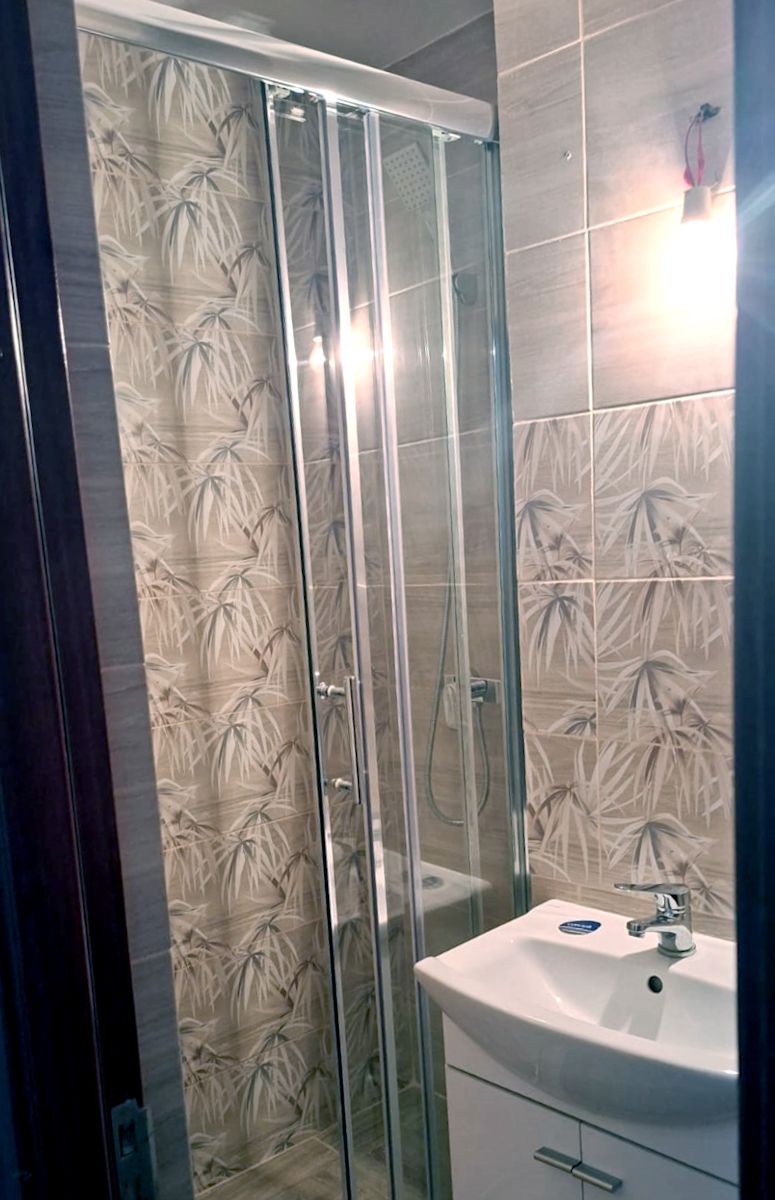 Apartament cu 2 camere, complet renovat, în zonă centrală din Tecuci — fotografia 4