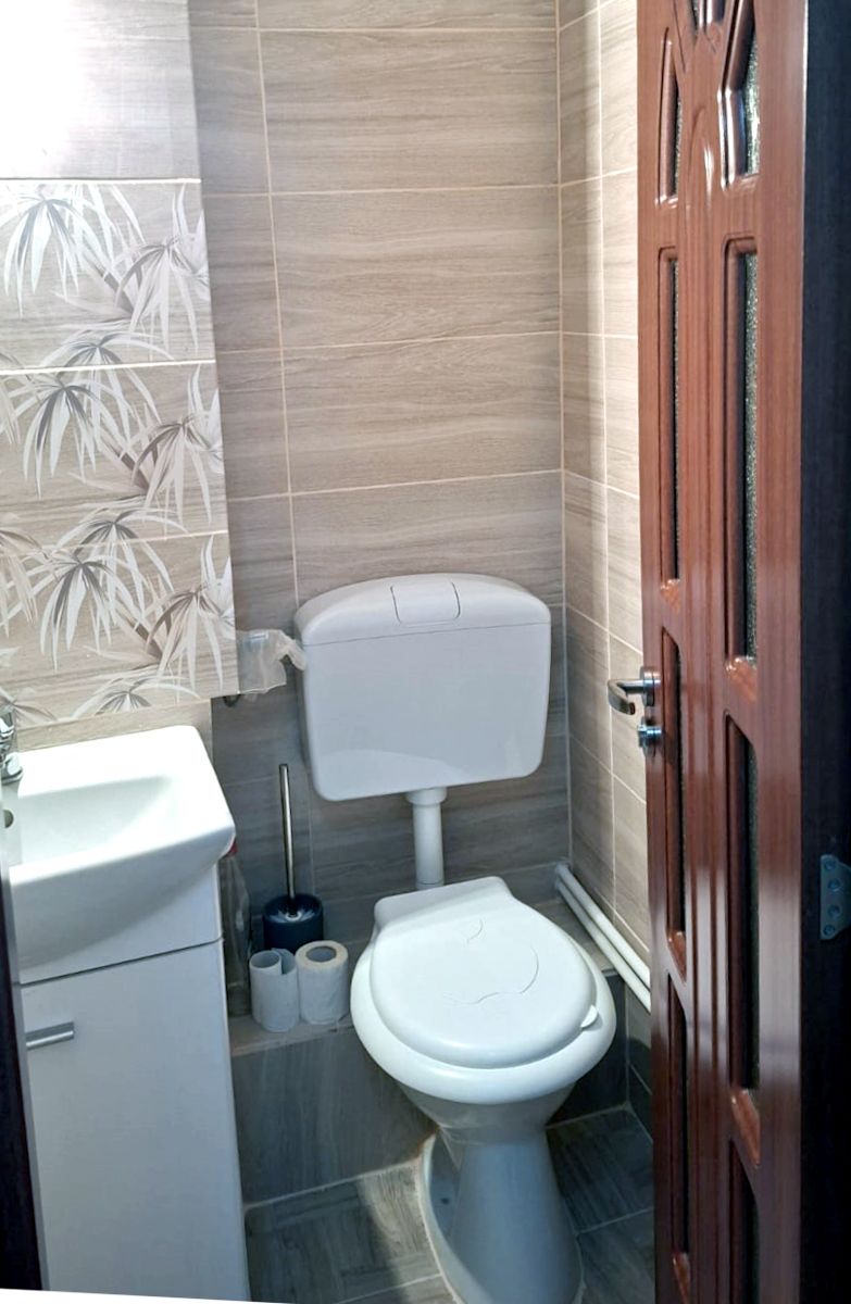 Apartament cu 2 camere, complet renovat, în zonă centrală din Tecuci — fotografia 5