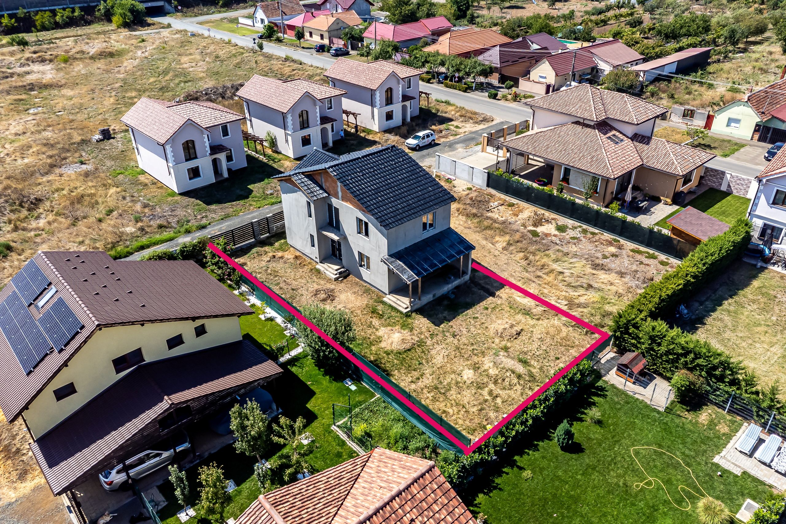 145 mp utili, 3 dormitoare, două băi și 419 mp teren