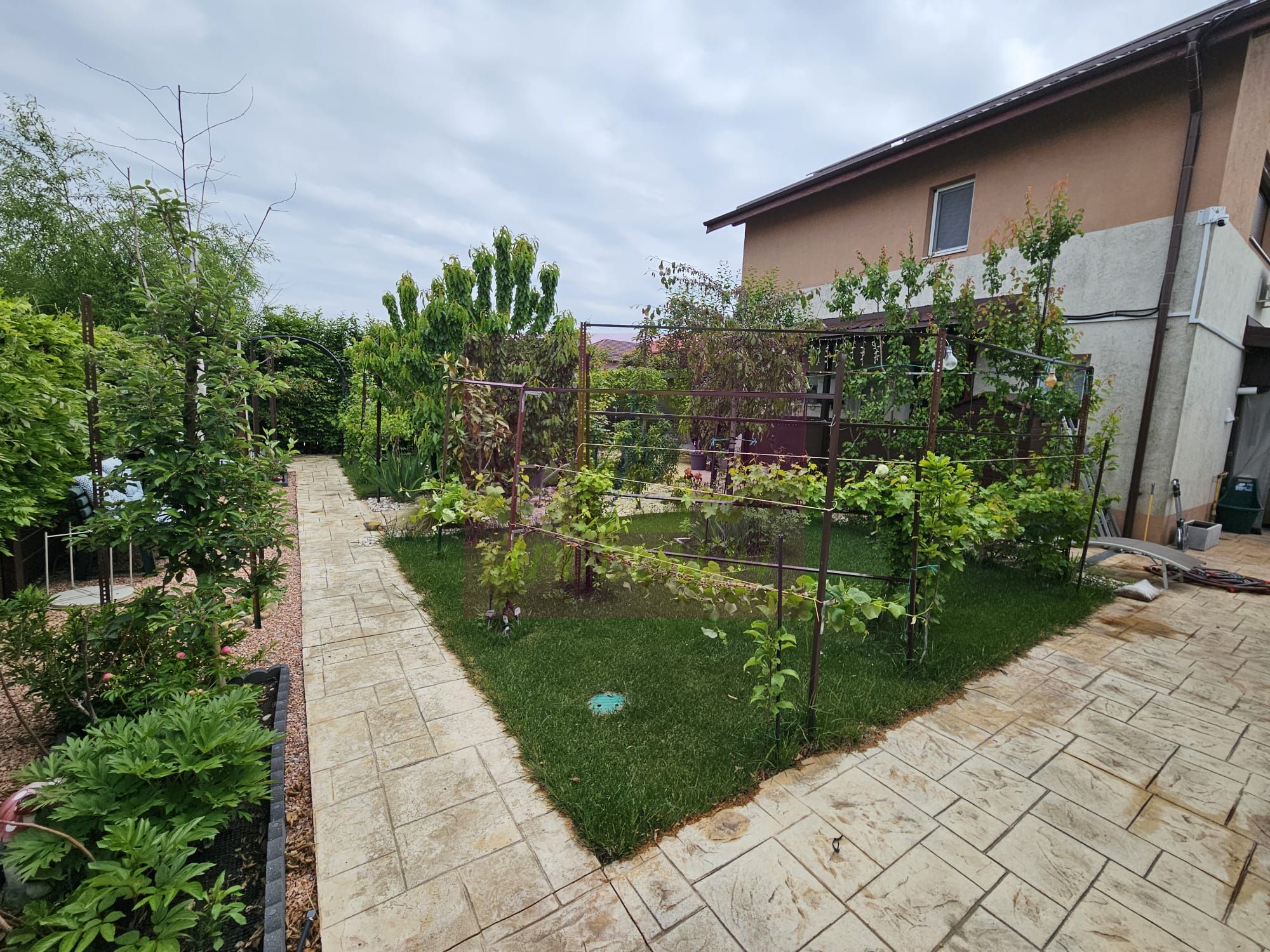Casă 2019, P+1+pod, renovată, curte amenajată, aproape de pădure — fotografia 2