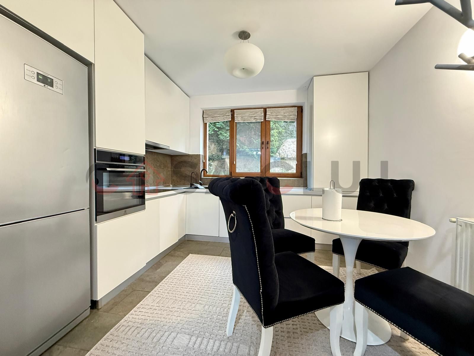 Apartament în vilă, curte, la cheie, parcare, Europa — fotografia 4