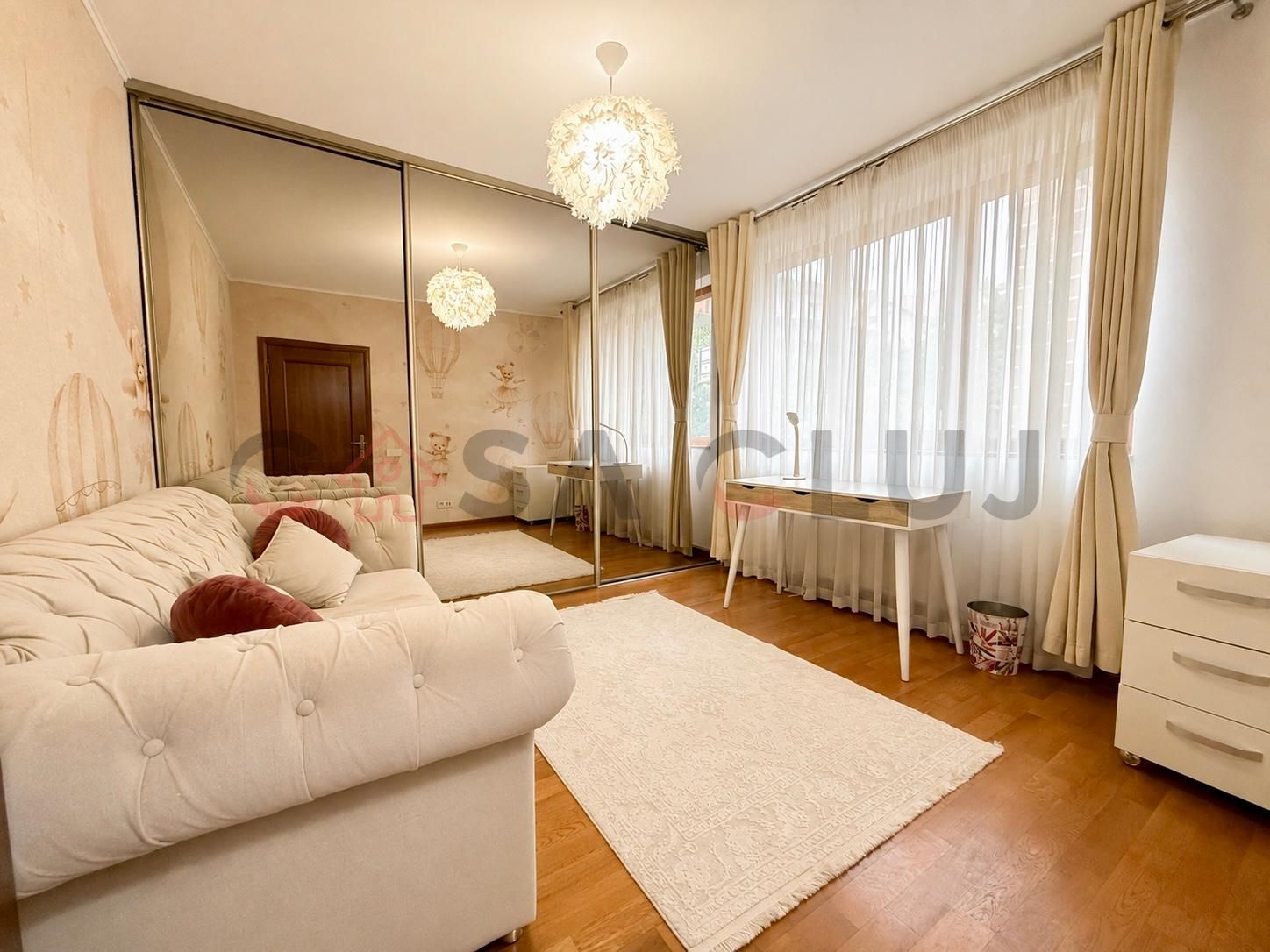 Apartament în vilă, curte, la cheie, parcare, Europa — fotografia 6